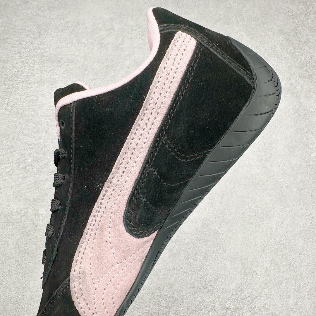 图片[7]-PUMA Speedca OG 彪马极速赛车系列低帮德训风拼接复古百搭休闲运动赛车鞋 鞋款从80、90年代赛车手所穿的防火赛车鞋为原型，鞋身线条模仿了赛车的流线廓形，体现了空气动力学原理的结构。简约流畅的外观，恰好又和贯穿其中的Formstrip Logo融合恰到好处，视觉上细节丰富且协调。本次Speedcat OG鞋款归来，最大看点自然式保留了窄版鞋型以及薄底构造。这两年各品牌鞋底越做越厚，Speedcat反其道而行之，上脚几乎无鞋底的效果带来耳目一新的视觉体验。鞋面依旧是以质感细腻的麂皮材质打造，并且大面积近乎全包裹的使用，复古味道也愈发浓烈。配色上更是将最原始的黑色和红色带回，向F1赛车队的标志性队服致敬。相信让各位一眼种草的更多是出挑的大红色，上脚即可瞬间点亮整体造型，在以球鞋为核心的OOTD中脱颖而出。而另一款黑色则是低调的万金油，彰显新潮个性的同时又不喧宾夺主，也是热爱简约系穿搭朋友的首选。 尺码：35.5 36 37 37.5 38 38.5 39 40 40.5 41 42 42.5 43 44 44.5 45-选品中心