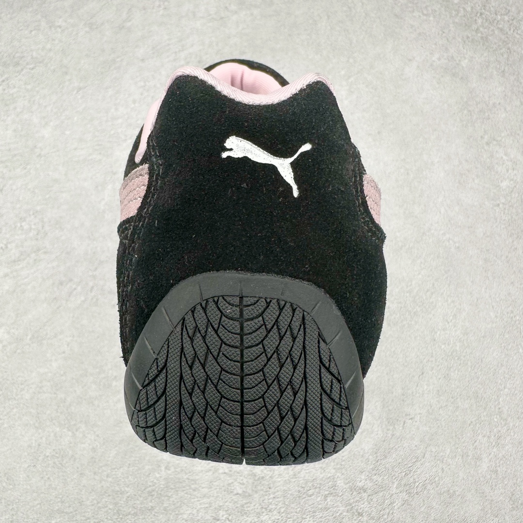 图片[8]-PUMA Speedca OG 彪马极速赛车系列低帮德训风拼接复古百搭休闲运动赛车鞋 鞋款从80、90年代赛车手所穿的防火赛车鞋为原型，鞋身线条模仿了赛车的流线廓形，体现了空气动力学原理的结构。简约流畅的外观，恰好又和贯穿其中的Formstrip Logo融合恰到好处，视觉上细节丰富且协调。本次Speedcat OG鞋款归来，最大看点自然式保留了窄版鞋型以及薄底构造。这两年各品牌鞋底越做越厚，Speedcat反其道而行之，上脚几乎无鞋底的效果带来耳目一新的视觉体验。鞋面依旧是以质感细腻的麂皮材质打造，并且大面积近乎全包裹的使用，复古味道也愈发浓烈。配色上更是将最原始的黑色和红色带回，向F1赛车队的标志性队服致敬。相信让各位一眼种草的更多是出挑的大红色，上脚即可瞬间点亮整体造型，在以球鞋为核心的OOTD中脱颖而出。而另一款黑色则是低调的万金油，彰显新潮个性的同时又不喧宾夺主，也是热爱简约系穿搭朋友的首选。 尺码：35.5 36 37 37.5 38 38.5 39 40 40.5 41 42 42.5 43 44 44.5 45-选品中心