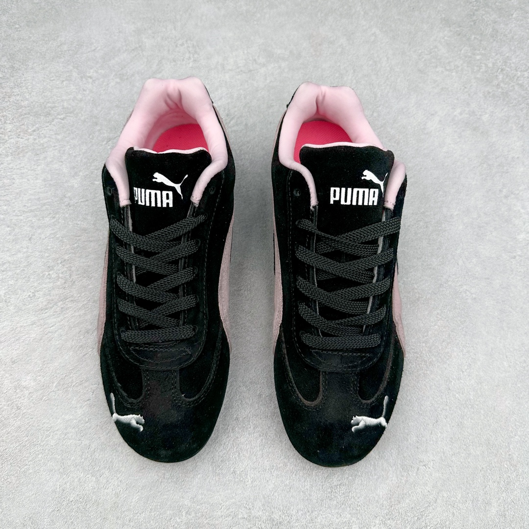 图片[2]-PUMA Speedca OG 彪马极速赛车系列低帮德训风拼接复古百搭休闲运动赛车鞋 鞋款从80、90年代赛车手所穿的防火赛车鞋为原型，鞋身线条模仿了赛车的流线廓形，体现了空气动力学原理的结构。简约流畅的外观，恰好又和贯穿其中的Formstrip Logo融合恰到好处，视觉上细节丰富且协调。本次Speedcat OG鞋款归来，最大看点自然式保留了窄版鞋型以及薄底构造。这两年各品牌鞋底越做越厚，Speedcat反其道而行之，上脚几乎无鞋底的效果带来耳目一新的视觉体验。鞋面依旧是以质感细腻的麂皮材质打造，并且大面积近乎全包裹的使用，复古味道也愈发浓烈。配色上更是将最原始的黑色和红色带回，向F1赛车队的标志性队服致敬。相信让各位一眼种草的更多是出挑的大红色，上脚即可瞬间点亮整体造型，在以球鞋为核心的OOTD中脱颖而出。而另一款黑色则是低调的万金油，彰显新潮个性的同时又不喧宾夺主，也是热爱简约系穿搭朋友的首选。 尺码：35.5 36 37 37.5 38 38.5 39 40 40.5 41 42 42.5 43 44 44.5 45-选品中心
