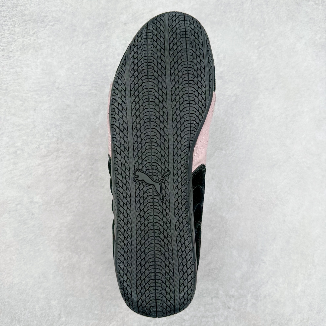 图片[9]-PUMA Speedca OG 彪马极速赛车系列低帮德训风拼接复古百搭休闲运动赛车鞋 鞋款从80、90年代赛车手所穿的防火赛车鞋为原型，鞋身线条模仿了赛车的流线廓形，体现了空气动力学原理的结构。简约流畅的外观，恰好又和贯穿其中的Formstrip Logo融合恰到好处，视觉上细节丰富且协调。本次Speedcat OG鞋款归来，最大看点自然式保留了窄版鞋型以及薄底构造。这两年各品牌鞋底越做越厚，Speedcat反其道而行之，上脚几乎无鞋底的效果带来耳目一新的视觉体验。鞋面依旧是以质感细腻的麂皮材质打造，并且大面积近乎全包裹的使用，复古味道也愈发浓烈。配色上更是将最原始的黑色和红色带回，向F1赛车队的标志性队服致敬。相信让各位一眼种草的更多是出挑的大红色，上脚即可瞬间点亮整体造型，在以球鞋为核心的OOTD中脱颖而出。而另一款黑色则是低调的万金油，彰显新潮个性的同时又不喧宾夺主，也是热爱简约系穿搭朋友的首选。 尺码：35.5 36 37 37.5 38 38.5 39 40 40.5 41 42 42.5 43 44 44.5 45-选品中心