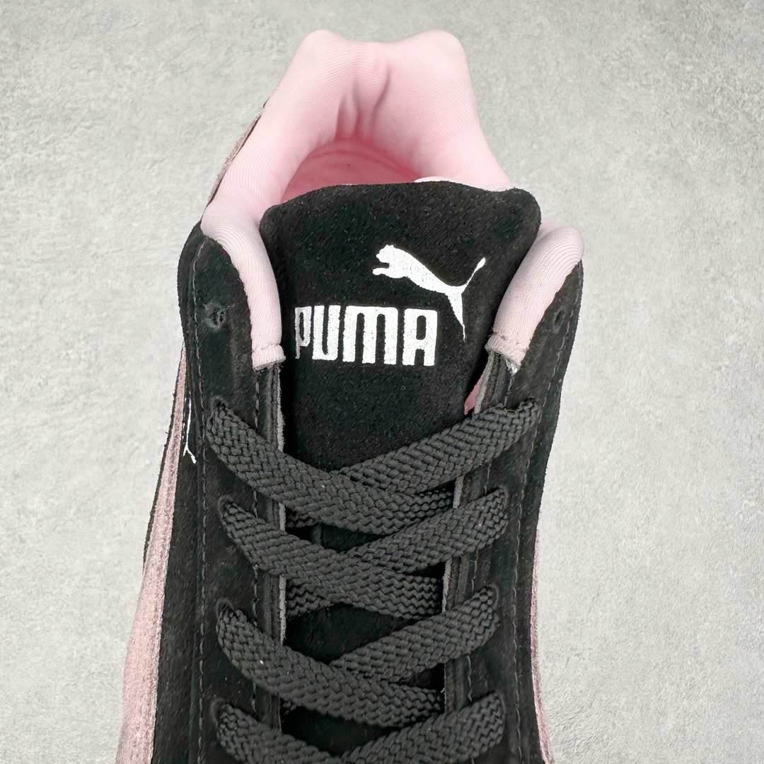 图片[5]-PUMA Speedca OG 彪马极速赛车系列低帮德训风拼接复古百搭休闲运动赛车鞋 鞋款从80、90年代赛车手所穿的防火赛车鞋为原型，鞋身线条模仿了赛车的流线廓形，体现了空气动力学原理的结构。简约流畅的外观，恰好又和贯穿其中的Formstrip Logo融合恰到好处，视觉上细节丰富且协调。本次Speedcat OG鞋款归来，最大看点自然式保留了窄版鞋型以及薄底构造。这两年各品牌鞋底越做越厚，Speedcat反其道而行之，上脚几乎无鞋底的效果带来耳目一新的视觉体验。鞋面依旧是以质感细腻的麂皮材质打造，并且大面积近乎全包裹的使用，复古味道也愈发浓烈。配色上更是将最原始的黑色和红色带回，向F1赛车队的标志性队服致敬。相信让各位一眼种草的更多是出挑的大红色，上脚即可瞬间点亮整体造型，在以球鞋为核心的OOTD中脱颖而出。而另一款黑色则是低调的万金油，彰显新潮个性的同时又不喧宾夺主，也是热爱简约系穿搭朋友的首选。 尺码：35.5 36 37 37.5 38 38.5 39 40 40.5 41 42 42.5 43 44 44.5 45-选品中心