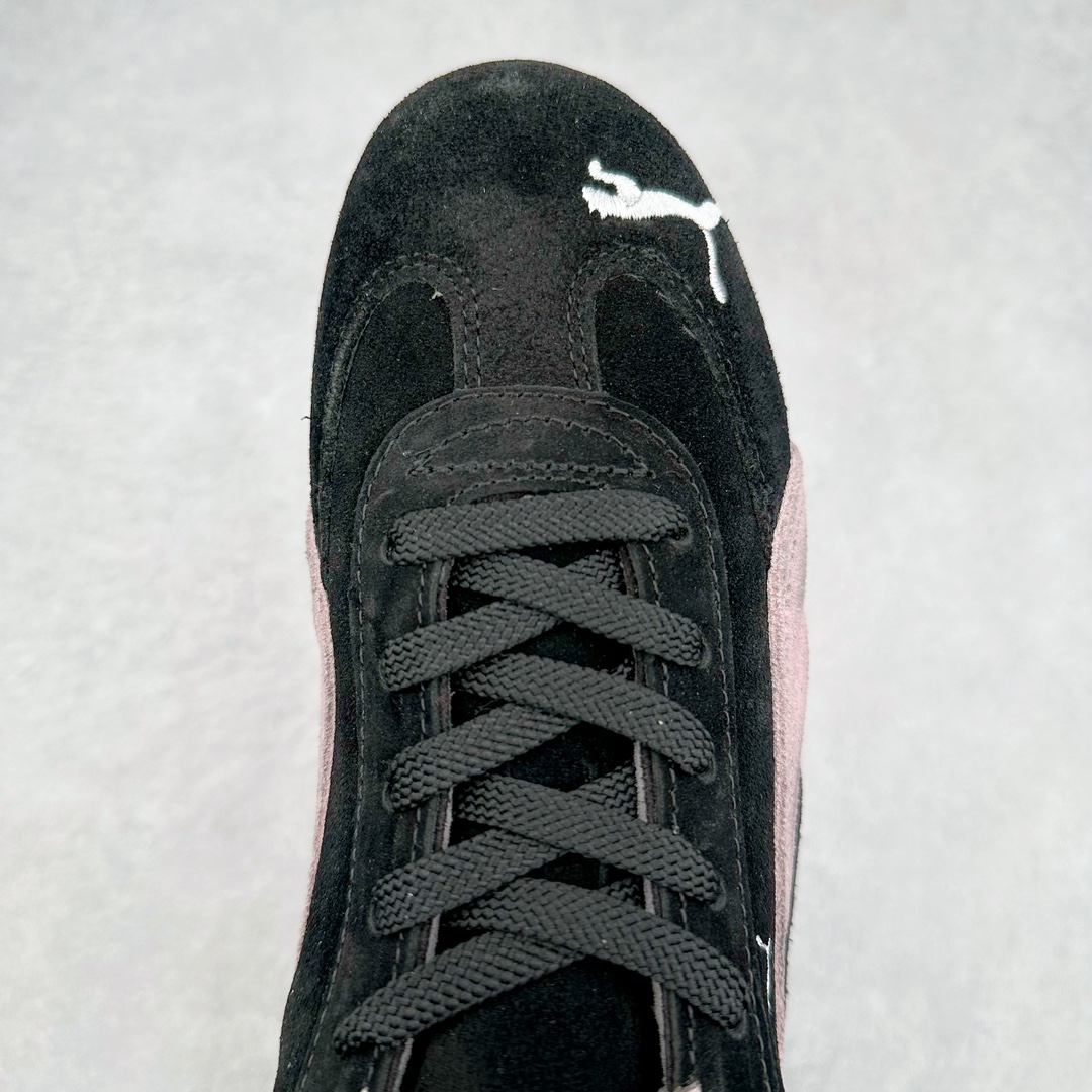 图片[4]-PUMA Speedca OG 彪马极速赛车系列低帮德训风拼接复古百搭休闲运动赛车鞋 鞋款从80、90年代赛车手所穿的防火赛车鞋为原型，鞋身线条模仿了赛车的流线廓形，体现了空气动力学原理的结构。简约流畅的外观，恰好又和贯穿其中的Formstrip Logo融合恰到好处，视觉上细节丰富且协调。本次Speedcat OG鞋款归来，最大看点自然式保留了窄版鞋型以及薄底构造。这两年各品牌鞋底越做越厚，Speedcat反其道而行之，上脚几乎无鞋底的效果带来耳目一新的视觉体验。鞋面依旧是以质感细腻的麂皮材质打造，并且大面积近乎全包裹的使用，复古味道也愈发浓烈。配色上更是将最原始的黑色和红色带回，向F1赛车队的标志性队服致敬。相信让各位一眼种草的更多是出挑的大红色，上脚即可瞬间点亮整体造型，在以球鞋为核心的OOTD中脱颖而出。而另一款黑色则是低调的万金油，彰显新潮个性的同时又不喧宾夺主，也是热爱简约系穿搭朋友的首选。 尺码：35.5 36 37 37.5 38 38.5 39 40 40.5 41 42 42.5 43 44 44.5 45-选品中心