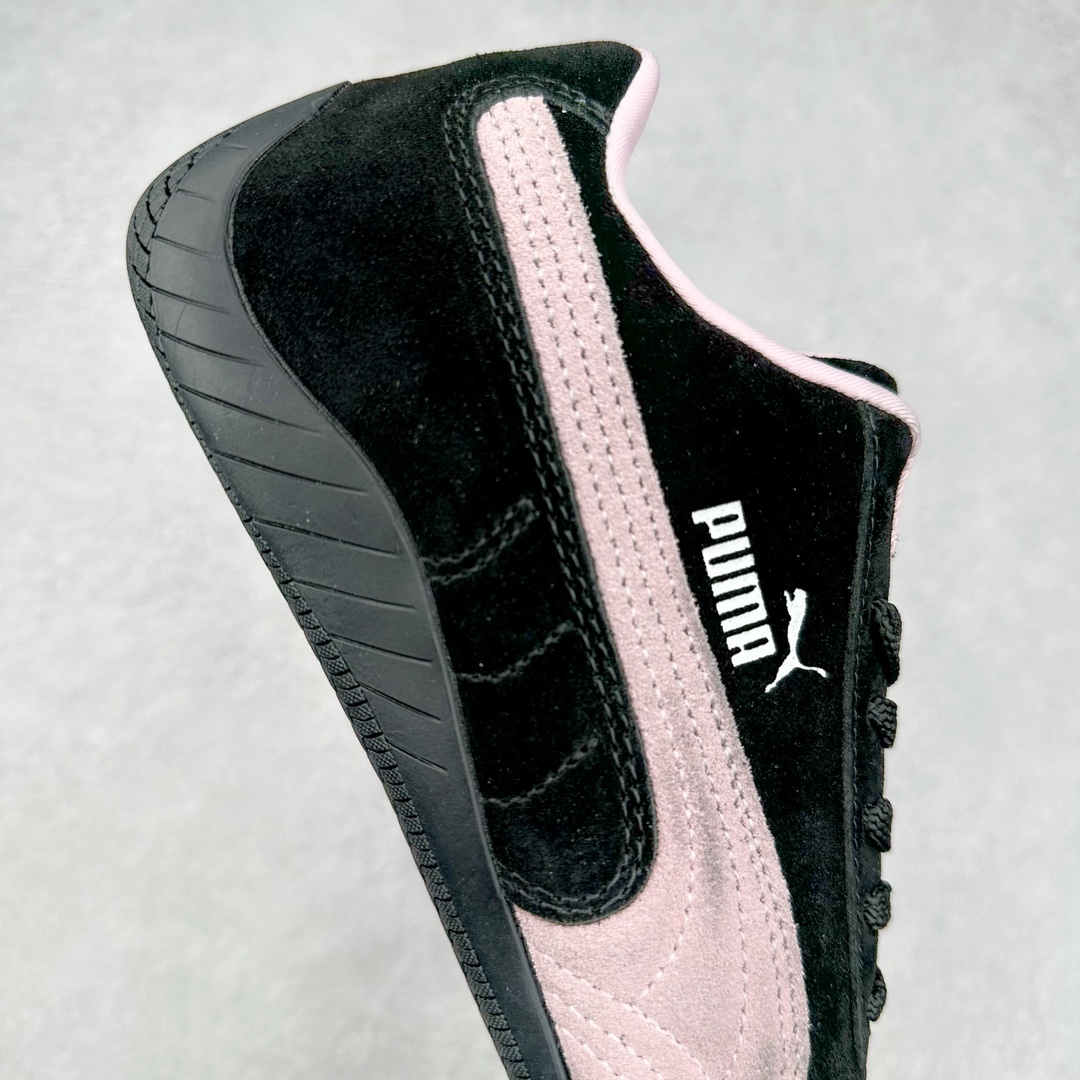 图片[6]-PUMA Speedca OG 彪马极速赛车系列低帮德训风拼接复古百搭休闲运动赛车鞋 鞋款从80、90年代赛车手所穿的防火赛车鞋为原型，鞋身线条模仿了赛车的流线廓形，体现了空气动力学原理的结构。简约流畅的外观，恰好又和贯穿其中的Formstrip Logo融合恰到好处，视觉上细节丰富且协调。本次Speedcat OG鞋款归来，最大看点自然式保留了窄版鞋型以及薄底构造。这两年各品牌鞋底越做越厚，Speedcat反其道而行之，上脚几乎无鞋底的效果带来耳目一新的视觉体验。鞋面依旧是以质感细腻的麂皮材质打造，并且大面积近乎全包裹的使用，复古味道也愈发浓烈。配色上更是将最原始的黑色和红色带回，向F1赛车队的标志性队服致敬。相信让各位一眼种草的更多是出挑的大红色，上脚即可瞬间点亮整体造型，在以球鞋为核心的OOTD中脱颖而出。而另一款黑色则是低调的万金油，彰显新潮个性的同时又不喧宾夺主，也是热爱简约系穿搭朋友的首选。 尺码：35.5 36 37 37.5 38 38.5 39 40 40.5 41 42 42.5 43 44 44.5 45-选品中心