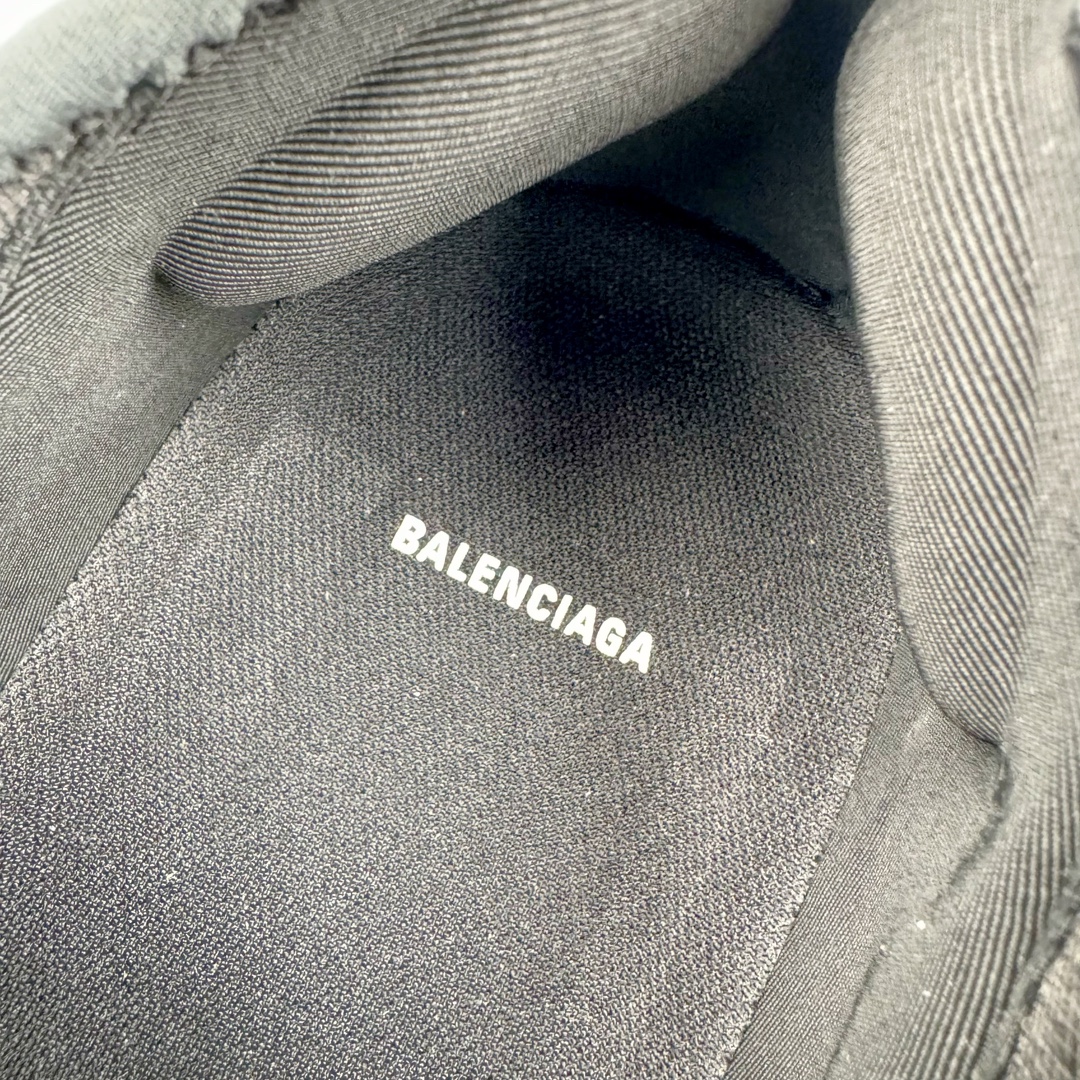 图片[11]-＃VG零售版 BALENCIAGA 3XL Sneakers 巴黎世家十代网布系带一脚蹬低帮走秀复古老爹鞋 全套原纸板楦头开发 最原汁原味的灵魂版型 全鞋荧光划线卡点 胶水把控整洁度追求极致完美 每一双都是工艺品 多重QC质检 超越公司货的品控标准 实实在在的免检产品 原盒原配 正确字体电绣 粗细、位置、大小正确 侧边TPU 透气孔匹配意产原版 正确分离大底 TPU软底 原版一致大底LOGO 立体感十足 原厂皮料水洗做旧 采购原厂网纱 不含皮革 网布材料和聚氨酯 磨损效果 鞋头边缘和后帮 Balenciaga 徽标 鞋面和后跟凸印尺码 鞋舌 3XL 橡胶品牌标识和反光细节 鞋帮拉袢和鞋舌拉祥 配反光细节 备用鞋带在鞋履前侧 可在穿着前取下 便于不同造型搭配 正常尺码 尺码：35 36 37 38 39 40 41 42 43 44 45 46-选品中心