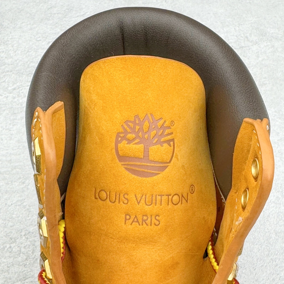 图片[13]-＃纯原 Louis Vuitton x Timberland 6 Inch Leather Ankle Boots\\\”Wheat Monogram\\\” LV联名添柏岚系列经典复古户外6英寸休闲工装大黄靴“联名麦黄黑LV压纹”1AD72X 东莞代工品质#内标Timberland LOGO带有紫光防伪标识#升级厚实抽屉礼品鞋盒及全套代购包装说明书防尘布袋物件#原楦原纸版数据开发版型#原厂宝元注射机#四线电脑车线并齐#采用进口Monogram 压纹头层磨砂皮料鞋面材质全部内里搭配真皮革材料!!)#原装一致全磨砂皮领口#六边蜂窝抗疲劳减震PU鞋垫#轻便防滑橡胶发泡组合底 LV x Timberland 及踝靴依托路易威登的精湛匠艺于意大利悉心制作，以 Timberland 的工装风范瞩目亮相 Pharrell Williams 打造的2024 秋冬男装秀场。粒面正绒面皮革和隔热内衬塑造 Timberland 经典设计的放大版本Timberland 外底呈现 Monogram 元素。接缝密封结构升级舒适体验和耐磨性能 Monogram 粒面牛皮革鞋领和合作标识标签丰富细节。粒面正绒面牛皮革 隔热 PimaLoft 内衬 接缝密封结构 圆形织物鞋带 橡胶外底 Monogram 粒面牛皮革鞋领 饰钉和搭扣镂刻路易威登标识 标签、鞋舌和内底点缀路易威登巴黎 x Timberland 标识 侧面 Timberland 标识 鞋底凸纹饰有 Monogram 图案 尺码：女35.5 36 37 38 39 39.5/ 男40 41 42 43 44 45 46（皮鞋码 比运动鞋偏大一码！）-选品中心