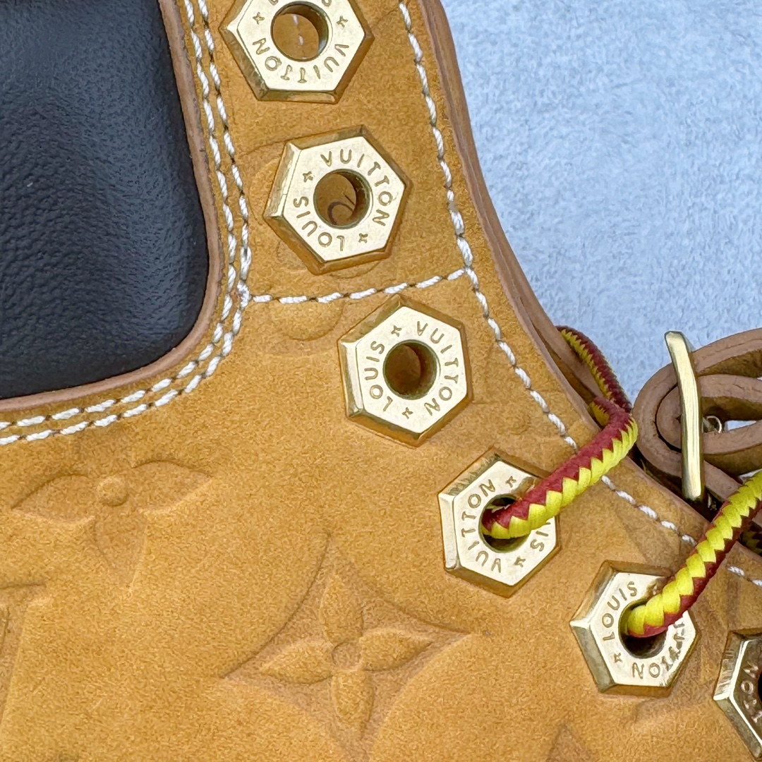 图片[14]-＃纯原 Louis Vuitton x Timberland 6 Inch Leather Ankle Boots\\\”Wheat Monogram\\\” LV联名添柏岚系列经典复古户外6英寸休闲工装大黄靴“联名麦黄黑LV压纹”1AD72X 东莞代工品质#内标Timberland LOGO带有紫光防伪标识#升级厚实抽屉礼品鞋盒及全套代购包装说明书防尘布袋物件#原楦原纸版数据开发版型#原厂宝元注射机#四线电脑车线并齐#采用进口Monogram 压纹头层磨砂皮料鞋面材质全部内里搭配真皮革材料!!)#原装一致全磨砂皮领口#六边蜂窝抗疲劳减震PU鞋垫#轻便防滑橡胶发泡组合底 LV x Timberland 及踝靴依托路易威登的精湛匠艺于意大利悉心制作，以 Timberland 的工装风范瞩目亮相 Pharrell Williams 打造的2024 秋冬男装秀场。粒面正绒面皮革和隔热内衬塑造 Timberland 经典设计的放大版本Timberland 外底呈现 Monogram 元素。接缝密封结构升级舒适体验和耐磨性能 Monogram 粒面牛皮革鞋领和合作标识标签丰富细节。粒面正绒面牛皮革 隔热 PimaLoft 内衬 接缝密封结构 圆形织物鞋带 橡胶外底 Monogram 粒面牛皮革鞋领 饰钉和搭扣镂刻路易威登标识 标签、鞋舌和内底点缀路易威登巴黎 x Timberland 标识 侧面 Timberland 标识 鞋底凸纹饰有 Monogram 图案 尺码：女35.5 36 37 38 39 39.5/ 男40 41 42 43 44 45 46（皮鞋码 比运动鞋偏大一码！）-选品中心