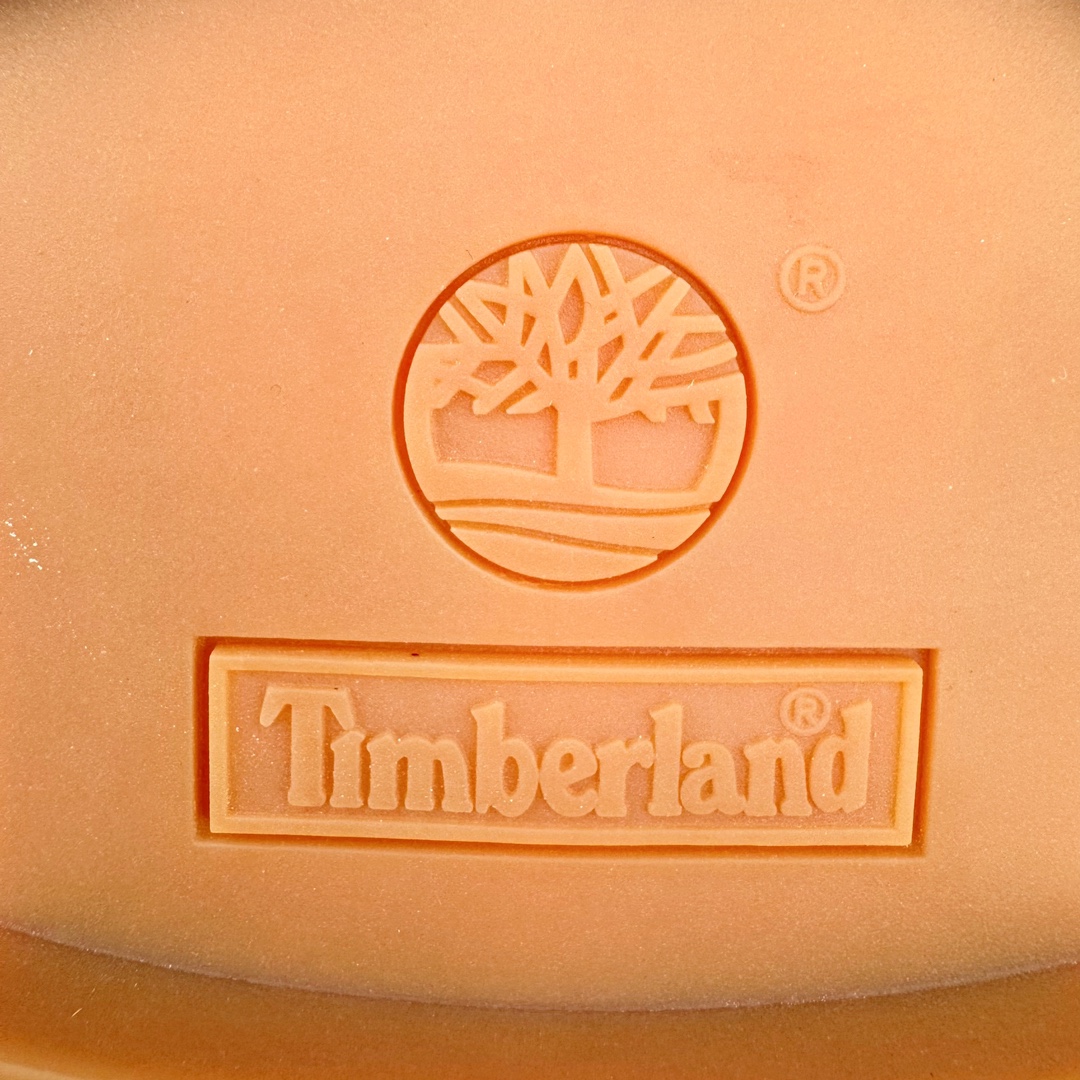 图片[19]-＃纯原 Louis Vuitton x Timberland 6 Inch Leather Ankle Boots\\\”Wheat Monogram\\\” LV联名添柏岚系列经典复古户外6英寸休闲工装大黄靴“联名麦黄黑LV压纹”1AD72X 东莞代工品质#内标Timberland LOGO带有紫光防伪标识#升级厚实抽屉礼品鞋盒及全套代购包装说明书防尘布袋物件#原楦原纸版数据开发版型#原厂宝元注射机#四线电脑车线并齐#采用进口Monogram 压纹头层磨砂皮料鞋面材质全部内里搭配真皮革材料!!)#原装一致全磨砂皮领口#六边蜂窝抗疲劳减震PU鞋垫#轻便防滑橡胶发泡组合底 LV x Timberland 及踝靴依托路易威登的精湛匠艺于意大利悉心制作，以 Timberland 的工装风范瞩目亮相 Pharrell Williams 打造的2024 秋冬男装秀场。粒面正绒面皮革和隔热内衬塑造 Timberland 经典设计的放大版本Timberland 外底呈现 Monogram 元素。接缝密封结构升级舒适体验和耐磨性能 Monogram 粒面牛皮革鞋领和合作标识标签丰富细节。粒面正绒面牛皮革 隔热 PimaLoft 内衬 接缝密封结构 圆形织物鞋带 橡胶外底 Monogram 粒面牛皮革鞋领 饰钉和搭扣镂刻路易威登标识 标签、鞋舌和内底点缀路易威登巴黎 x Timberland 标识 侧面 Timberland 标识 鞋底凸纹饰有 Monogram 图案 尺码：女35.5 36 37 38 39 39.5/ 男40 41 42 43 44 45 46（皮鞋码 比运动鞋偏大一码！）-选品中心