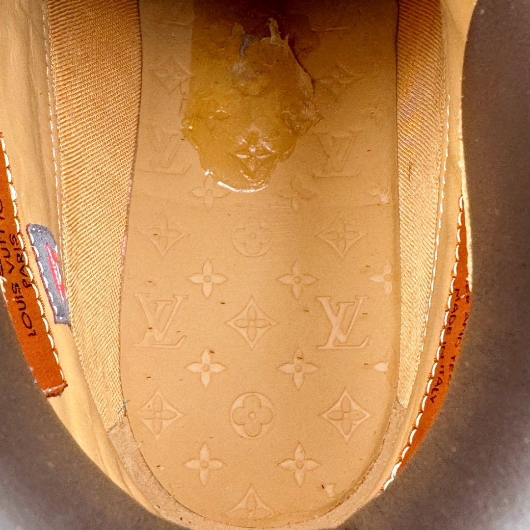 图片[11]-＃纯原 Louis Vuitton x Timberland 6 Inch Leather Ankle Boots\\\”Wheat Monogram\\\” LV联名添柏岚系列经典复古户外6英寸休闲工装大黄靴“联名麦黄黑LV压纹”1AD72X 东莞代工品质#内标Timberland LOGO带有紫光防伪标识#升级厚实抽屉礼品鞋盒及全套代购包装说明书防尘布袋物件#原楦原纸版数据开发版型#原厂宝元注射机#四线电脑车线并齐#采用进口Monogram 压纹头层磨砂皮料鞋面材质全部内里搭配真皮革材料!!)#原装一致全磨砂皮领口#六边蜂窝抗疲劳减震PU鞋垫#轻便防滑橡胶发泡组合底 LV x Timberland 及踝靴依托路易威登的精湛匠艺于意大利悉心制作，以 Timberland 的工装风范瞩目亮相 Pharrell Williams 打造的2024 秋冬男装秀场。粒面正绒面皮革和隔热内衬塑造 Timberland 经典设计的放大版本Timberland 外底呈现 Monogram 元素。接缝密封结构升级舒适体验和耐磨性能 Monogram 粒面牛皮革鞋领和合作标识标签丰富细节。粒面正绒面牛皮革 隔热 PimaLoft 内衬 接缝密封结构 圆形织物鞋带 橡胶外底 Monogram 粒面牛皮革鞋领 饰钉和搭扣镂刻路易威登标识 标签、鞋舌和内底点缀路易威登巴黎 x Timberland 标识 侧面 Timberland 标识 鞋底凸纹饰有 Monogram 图案 尺码：女35.5 36 37 38 39 39.5/ 男40 41 42 43 44 45 46（皮鞋码 比运动鞋偏大一码！）-选品中心