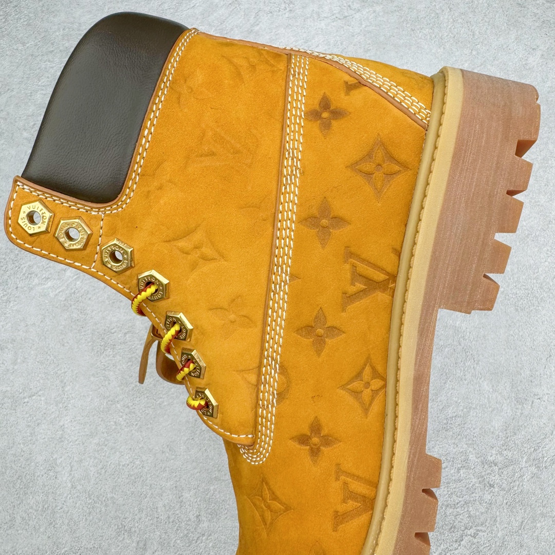 图片[7]-＃纯原 Louis Vuitton x Timberland 6 Inch Leather Ankle Boots\\\”Wheat Monogram\\\” LV联名添柏岚系列经典复古户外6英寸休闲工装大黄靴“联名麦黄黑LV压纹”1AD72X 东莞代工品质#内标Timberland LOGO带有紫光防伪标识#升级厚实抽屉礼品鞋盒及全套代购包装说明书防尘布袋物件#原楦原纸版数据开发版型#原厂宝元注射机#四线电脑车线并齐#采用进口Monogram 压纹头层磨砂皮料鞋面材质全部内里搭配真皮革材料!!)#原装一致全磨砂皮领口#六边蜂窝抗疲劳减震PU鞋垫#轻便防滑橡胶发泡组合底 LV x Timberland 及踝靴依托路易威登的精湛匠艺于意大利悉心制作，以 Timberland 的工装风范瞩目亮相 Pharrell Williams 打造的2024 秋冬男装秀场。粒面正绒面皮革和隔热内衬塑造 Timberland 经典设计的放大版本Timberland 外底呈现 Monogram 元素。接缝密封结构升级舒适体验和耐磨性能 Monogram 粒面牛皮革鞋领和合作标识标签丰富细节。粒面正绒面牛皮革 隔热 PimaLoft 内衬 接缝密封结构 圆形织物鞋带 橡胶外底 Monogram 粒面牛皮革鞋领 饰钉和搭扣镂刻路易威登标识 标签、鞋舌和内底点缀路易威登巴黎 x Timberland 标识 侧面 Timberland 标识 鞋底凸纹饰有 Monogram 图案 尺码：女35.5 36 37 38 39 39.5/ 男40 41 42 43 44 45 46（皮鞋码 比运动鞋偏大一码！）-选品中心