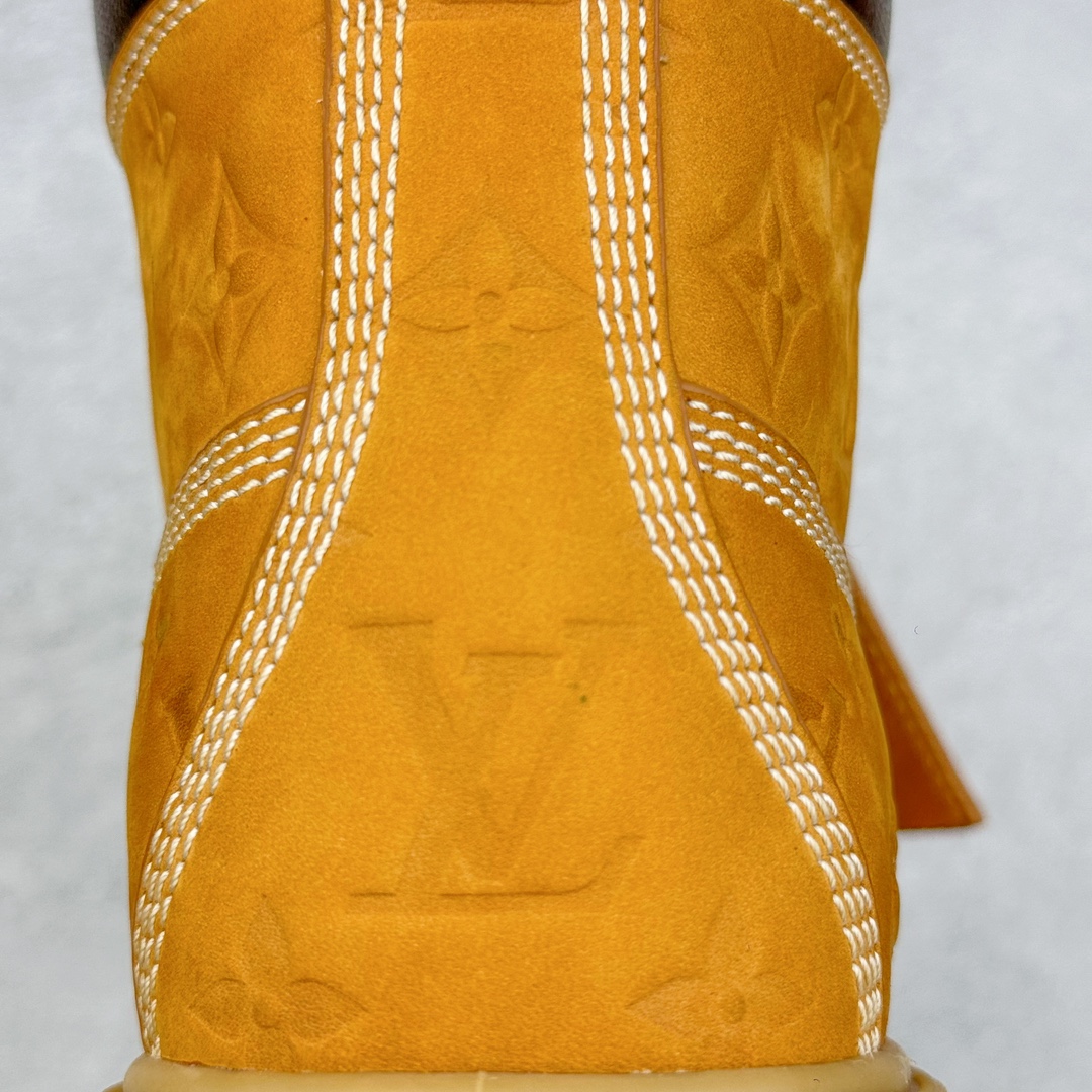 图片[20]-＃纯原 Louis Vuitton x Timberland 6 Inch Leather Ankle Boots\\\”Wheat Monogram\\\” LV联名添柏岚系列经典复古户外6英寸休闲工装大黄靴“联名麦黄黑LV压纹”1AD72X 东莞代工品质#内标Timberland LOGO带有紫光防伪标识#升级厚实抽屉礼品鞋盒及全套代购包装说明书防尘布袋物件#原楦原纸版数据开发版型#原厂宝元注射机#四线电脑车线并齐#采用进口Monogram 压纹头层磨砂皮料鞋面材质全部内里搭配真皮革材料!!)#原装一致全磨砂皮领口#六边蜂窝抗疲劳减震PU鞋垫#轻便防滑橡胶发泡组合底 LV x Timberland 及踝靴依托路易威登的精湛匠艺于意大利悉心制作，以 Timberland 的工装风范瞩目亮相 Pharrell Williams 打造的2024 秋冬男装秀场。粒面正绒面皮革和隔热内衬塑造 Timberland 经典设计的放大版本Timberland 外底呈现 Monogram 元素。接缝密封结构升级舒适体验和耐磨性能 Monogram 粒面牛皮革鞋领和合作标识标签丰富细节。粒面正绒面牛皮革 隔热 PimaLoft 内衬 接缝密封结构 圆形织物鞋带 橡胶外底 Monogram 粒面牛皮革鞋领 饰钉和搭扣镂刻路易威登标识 标签、鞋舌和内底点缀路易威登巴黎 x Timberland 标识 侧面 Timberland 标识 鞋底凸纹饰有 Monogram 图案 尺码：女35.5 36 37 38 39 39.5/ 男40 41 42 43 44 45 46（皮鞋码 比运动鞋偏大一码！）-选品中心