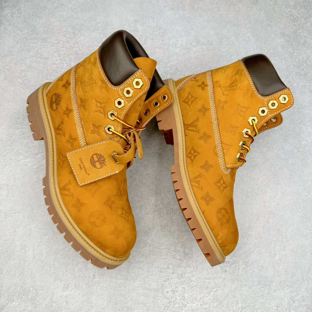 图片[3]-＃纯原 Louis Vuitton x Timberland 6 Inch Leather Ankle Boots\\\”Wheat Monogram\\\” LV联名添柏岚系列经典复古户外6英寸休闲工装大黄靴“联名麦黄黑LV压纹”1AD72X 东莞代工品质#内标Timberland LOGO带有紫光防伪标识#升级厚实抽屉礼品鞋盒及全套代购包装说明书防尘布袋物件#原楦原纸版数据开发版型#原厂宝元注射机#四线电脑车线并齐#采用进口Monogram 压纹头层磨砂皮料鞋面材质全部内里搭配真皮革材料!!)#原装一致全磨砂皮领口#六边蜂窝抗疲劳减震PU鞋垫#轻便防滑橡胶发泡组合底 LV x Timberland 及踝靴依托路易威登的精湛匠艺于意大利悉心制作，以 Timberland 的工装风范瞩目亮相 Pharrell Williams 打造的2024 秋冬男装秀场。粒面正绒面皮革和隔热内衬塑造 Timberland 经典设计的放大版本Timberland 外底呈现 Monogram 元素。接缝密封结构升级舒适体验和耐磨性能 Monogram 粒面牛皮革鞋领和合作标识标签丰富细节。粒面正绒面牛皮革 隔热 PimaLoft 内衬 接缝密封结构 圆形织物鞋带 橡胶外底 Monogram 粒面牛皮革鞋领 饰钉和搭扣镂刻路易威登标识 标签、鞋舌和内底点缀路易威登巴黎 x Timberland 标识 侧面 Timberland 标识 鞋底凸纹饰有 Monogram 图案 尺码：女35.5 36 37 38 39 39.5/ 男40 41 42 43 44 45 46（皮鞋码 比运动鞋偏大一码！）-选品中心