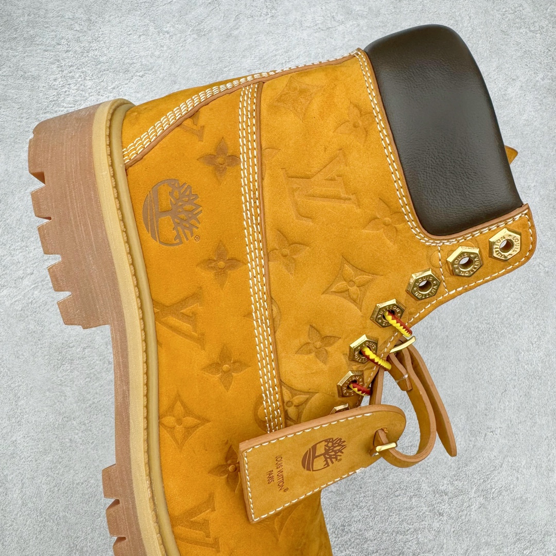 图片[6]-＃纯原 Louis Vuitton x Timberland 6 Inch Leather Ankle Boots\\\”Wheat Monogram\\\” LV联名添柏岚系列经典复古户外6英寸休闲工装大黄靴“联名麦黄黑LV压纹”1AD72X 东莞代工品质#内标Timberland LOGO带有紫光防伪标识#升级厚实抽屉礼品鞋盒及全套代购包装说明书防尘布袋物件#原楦原纸版数据开发版型#原厂宝元注射机#四线电脑车线并齐#采用进口Monogram 压纹头层磨砂皮料鞋面材质全部内里搭配真皮革材料!!)#原装一致全磨砂皮领口#六边蜂窝抗疲劳减震PU鞋垫#轻便防滑橡胶发泡组合底 LV x Timberland 及踝靴依托路易威登的精湛匠艺于意大利悉心制作，以 Timberland 的工装风范瞩目亮相 Pharrell Williams 打造的2024 秋冬男装秀场。粒面正绒面皮革和隔热内衬塑造 Timberland 经典设计的放大版本Timberland 外底呈现 Monogram 元素。接缝密封结构升级舒适体验和耐磨性能 Monogram 粒面牛皮革鞋领和合作标识标签丰富细节。粒面正绒面牛皮革 隔热 PimaLoft 内衬 接缝密封结构 圆形织物鞋带 橡胶外底 Monogram 粒面牛皮革鞋领 饰钉和搭扣镂刻路易威登标识 标签、鞋舌和内底点缀路易威登巴黎 x Timberland 标识 侧面 Timberland 标识 鞋底凸纹饰有 Monogram 图案 尺码：女35.5 36 37 38 39 39.5/ 男40 41 42 43 44 45 46（皮鞋码 比运动鞋偏大一码！）-选品中心