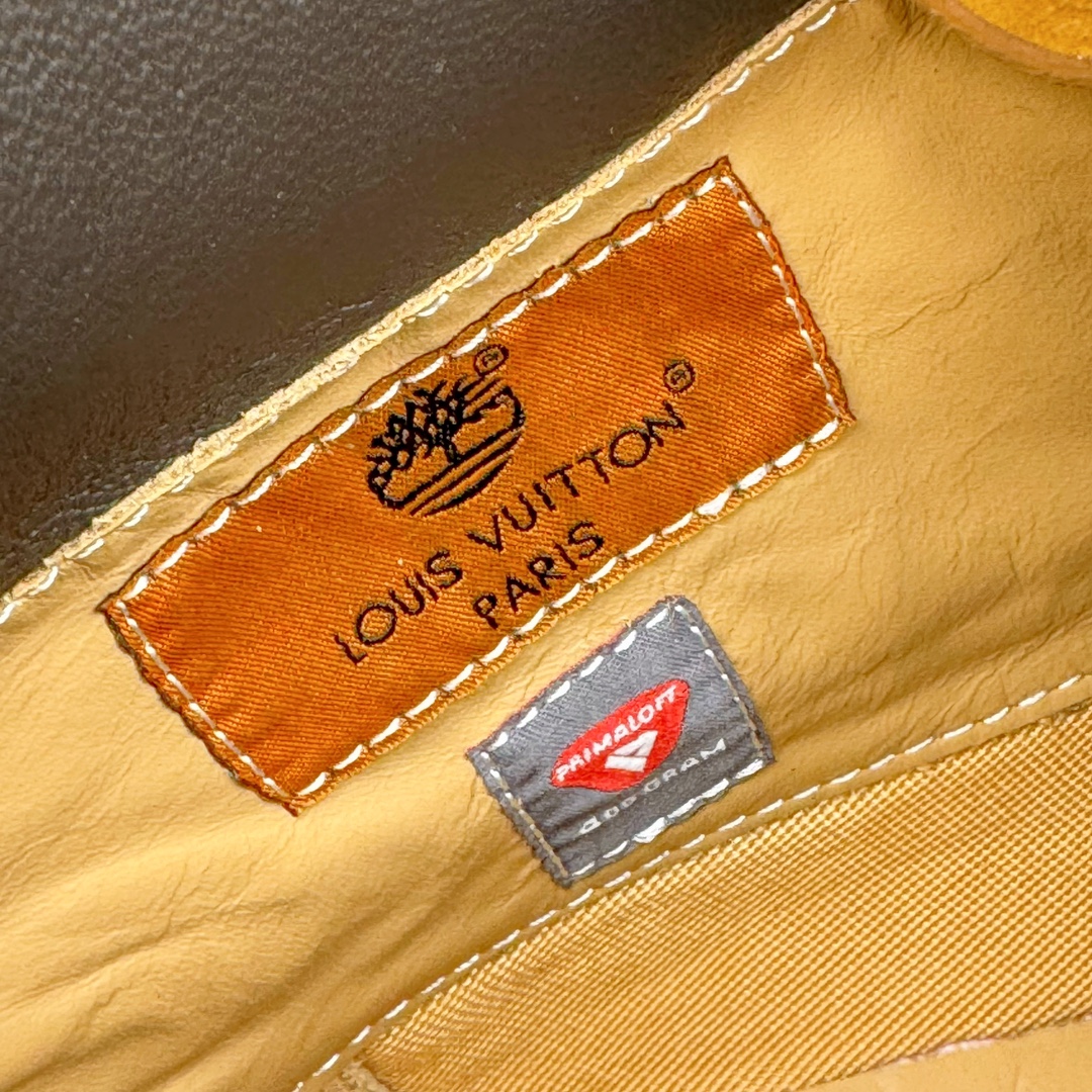 图片[10]-＃纯原 Louis Vuitton x Timberland 6 Inch Leather Ankle Boots\\\”Wheat Monogram\\\” LV联名添柏岚系列经典复古户外6英寸休闲工装大黄靴“联名麦黄黑LV压纹”1AD72X 东莞代工品质#内标Timberland LOGO带有紫光防伪标识#升级厚实抽屉礼品鞋盒及全套代购包装说明书防尘布袋物件#原楦原纸版数据开发版型#原厂宝元注射机#四线电脑车线并齐#采用进口Monogram 压纹头层磨砂皮料鞋面材质全部内里搭配真皮革材料!!)#原装一致全磨砂皮领口#六边蜂窝抗疲劳减震PU鞋垫#轻便防滑橡胶发泡组合底 LV x Timberland 及踝靴依托路易威登的精湛匠艺于意大利悉心制作，以 Timberland 的工装风范瞩目亮相 Pharrell Williams 打造的2024 秋冬男装秀场。粒面正绒面皮革和隔热内衬塑造 Timberland 经典设计的放大版本Timberland 外底呈现 Monogram 元素。接缝密封结构升级舒适体验和耐磨性能 Monogram 粒面牛皮革鞋领和合作标识标签丰富细节。粒面正绒面牛皮革 隔热 PimaLoft 内衬 接缝密封结构 圆形织物鞋带 橡胶外底 Monogram 粒面牛皮革鞋领 饰钉和搭扣镂刻路易威登标识 标签、鞋舌和内底点缀路易威登巴黎 x Timberland 标识 侧面 Timberland 标识 鞋底凸纹饰有 Monogram 图案 尺码：女35.5 36 37 38 39 39.5/ 男40 41 42 43 44 45 46（皮鞋码 比运动鞋偏大一码！）-选品中心