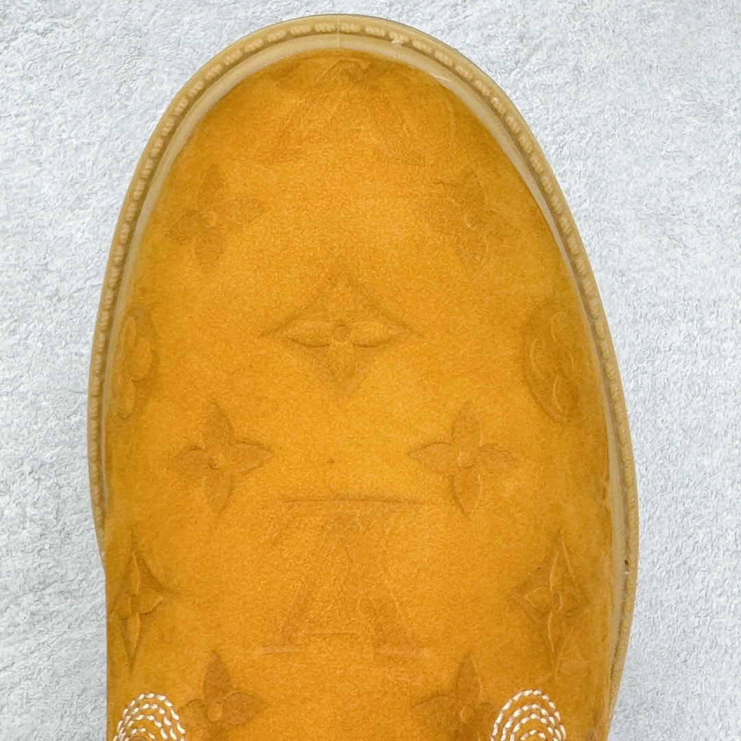图片[18]-＃纯原 Louis Vuitton x Timberland 6 Inch Leather Ankle Boots\\\”Wheat Monogram\\\” LV联名添柏岚系列经典复古户外6英寸休闲工装大黄靴“联名麦黄黑LV压纹”1AD72X 东莞代工品质#内标Timberland LOGO带有紫光防伪标识#升级厚实抽屉礼品鞋盒及全套代购包装说明书防尘布袋物件#原楦原纸版数据开发版型#原厂宝元注射机#四线电脑车线并齐#采用进口Monogram 压纹头层磨砂皮料鞋面材质全部内里搭配真皮革材料!!)#原装一致全磨砂皮领口#六边蜂窝抗疲劳减震PU鞋垫#轻便防滑橡胶发泡组合底 LV x Timberland 及踝靴依托路易威登的精湛匠艺于意大利悉心制作，以 Timberland 的工装风范瞩目亮相 Pharrell Williams 打造的2024 秋冬男装秀场。粒面正绒面皮革和隔热内衬塑造 Timberland 经典设计的放大版本Timberland 外底呈现 Monogram 元素。接缝密封结构升级舒适体验和耐磨性能 Monogram 粒面牛皮革鞋领和合作标识标签丰富细节。粒面正绒面牛皮革 隔热 PimaLoft 内衬 接缝密封结构 圆形织物鞋带 橡胶外底 Monogram 粒面牛皮革鞋领 饰钉和搭扣镂刻路易威登标识 标签、鞋舌和内底点缀路易威登巴黎 x Timberland 标识 侧面 Timberland 标识 鞋底凸纹饰有 Monogram 图案 尺码：女35.5 36 37 38 39 39.5/ 男40 41 42 43 44 45 46（皮鞋码 比运动鞋偏大一码！）-选品中心