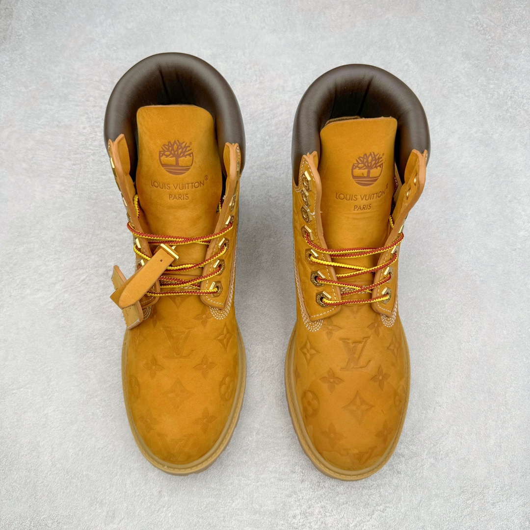 图片[2]-＃纯原 Louis Vuitton x Timberland 6 Inch Leather Ankle Boots\\\”Wheat Monogram\\\” LV联名添柏岚系列经典复古户外6英寸休闲工装大黄靴“联名麦黄黑LV压纹”1AD72X 东莞代工品质#内标Timberland LOGO带有紫光防伪标识#升级厚实抽屉礼品鞋盒及全套代购包装说明书防尘布袋物件#原楦原纸版数据开发版型#原厂宝元注射机#四线电脑车线并齐#采用进口Monogram 压纹头层磨砂皮料鞋面材质全部内里搭配真皮革材料!!)#原装一致全磨砂皮领口#六边蜂窝抗疲劳减震PU鞋垫#轻便防滑橡胶发泡组合底 LV x Timberland 及踝靴依托路易威登的精湛匠艺于意大利悉心制作，以 Timberland 的工装风范瞩目亮相 Pharrell Williams 打造的2024 秋冬男装秀场。粒面正绒面皮革和隔热内衬塑造 Timberland 经典设计的放大版本Timberland 外底呈现 Monogram 元素。接缝密封结构升级舒适体验和耐磨性能 Monogram 粒面牛皮革鞋领和合作标识标签丰富细节。粒面正绒面牛皮革 隔热 PimaLoft 内衬 接缝密封结构 圆形织物鞋带 橡胶外底 Monogram 粒面牛皮革鞋领 饰钉和搭扣镂刻路易威登标识 标签、鞋舌和内底点缀路易威登巴黎 x Timberland 标识 侧面 Timberland 标识 鞋底凸纹饰有 Monogram 图案 尺码：女35.5 36 37 38 39 39.5/ 男40 41 42 43 44 45 46（皮鞋码 比运动鞋偏大一码！）-选品中心