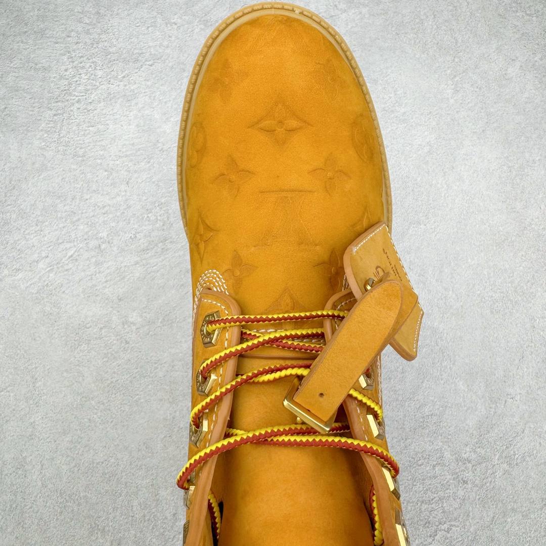 图片[4]-＃纯原 Louis Vuitton x Timberland 6 Inch Leather Ankle Boots\\\”Wheat Monogram\\\” LV联名添柏岚系列经典复古户外6英寸休闲工装大黄靴“联名麦黄黑LV压纹”1AD72X 东莞代工品质#内标Timberland LOGO带有紫光防伪标识#升级厚实抽屉礼品鞋盒及全套代购包装说明书防尘布袋物件#原楦原纸版数据开发版型#原厂宝元注射机#四线电脑车线并齐#采用进口Monogram 压纹头层磨砂皮料鞋面材质全部内里搭配真皮革材料!!)#原装一致全磨砂皮领口#六边蜂窝抗疲劳减震PU鞋垫#轻便防滑橡胶发泡组合底 LV x Timberland 及踝靴依托路易威登的精湛匠艺于意大利悉心制作，以 Timberland 的工装风范瞩目亮相 Pharrell Williams 打造的2024 秋冬男装秀场。粒面正绒面皮革和隔热内衬塑造 Timberland 经典设计的放大版本Timberland 外底呈现 Monogram 元素。接缝密封结构升级舒适体验和耐磨性能 Monogram 粒面牛皮革鞋领和合作标识标签丰富细节。粒面正绒面牛皮革 隔热 PimaLoft 内衬 接缝密封结构 圆形织物鞋带 橡胶外底 Monogram 粒面牛皮革鞋领 饰钉和搭扣镂刻路易威登标识 标签、鞋舌和内底点缀路易威登巴黎 x Timberland 标识 侧面 Timberland 标识 鞋底凸纹饰有 Monogram 图案 尺码：女35.5 36 37 38 39 39.5/ 男40 41 42 43 44 45 46（皮鞋码 比运动鞋偏大一码！）-选品中心