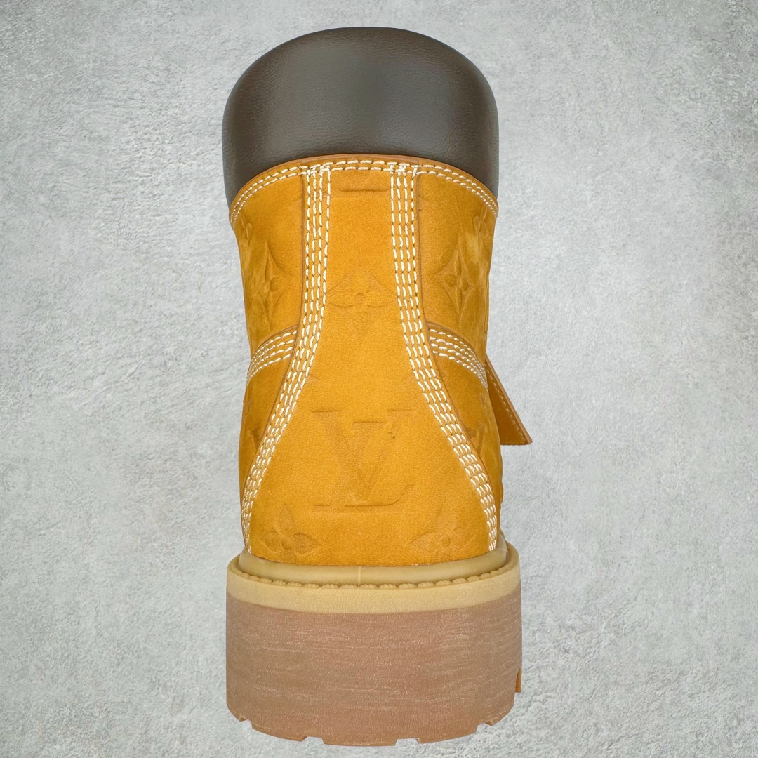 图片[8]-＃纯原 Louis Vuitton x Timberland 6 Inch Leather Ankle Boots\\\”Wheat Monogram\\\” LV联名添柏岚系列经典复古户外6英寸休闲工装大黄靴“联名麦黄黑LV压纹”1AD72X 东莞代工品质#内标Timberland LOGO带有紫光防伪标识#升级厚实抽屉礼品鞋盒及全套代购包装说明书防尘布袋物件#原楦原纸版数据开发版型#原厂宝元注射机#四线电脑车线并齐#采用进口Monogram 压纹头层磨砂皮料鞋面材质全部内里搭配真皮革材料!!)#原装一致全磨砂皮领口#六边蜂窝抗疲劳减震PU鞋垫#轻便防滑橡胶发泡组合底 LV x Timberland 及踝靴依托路易威登的精湛匠艺于意大利悉心制作，以 Timberland 的工装风范瞩目亮相 Pharrell Williams 打造的2024 秋冬男装秀场。粒面正绒面皮革和隔热内衬塑造 Timberland 经典设计的放大版本Timberland 外底呈现 Monogram 元素。接缝密封结构升级舒适体验和耐磨性能 Monogram 粒面牛皮革鞋领和合作标识标签丰富细节。粒面正绒面牛皮革 隔热 PimaLoft 内衬 接缝密封结构 圆形织物鞋带 橡胶外底 Monogram 粒面牛皮革鞋领 饰钉和搭扣镂刻路易威登标识 标签、鞋舌和内底点缀路易威登巴黎 x Timberland 标识 侧面 Timberland 标识 鞋底凸纹饰有 Monogram 图案 尺码：女35.5 36 37 38 39 39.5/ 男40 41 42 43 44 45 46（皮鞋码 比运动鞋偏大一码！）-选品中心