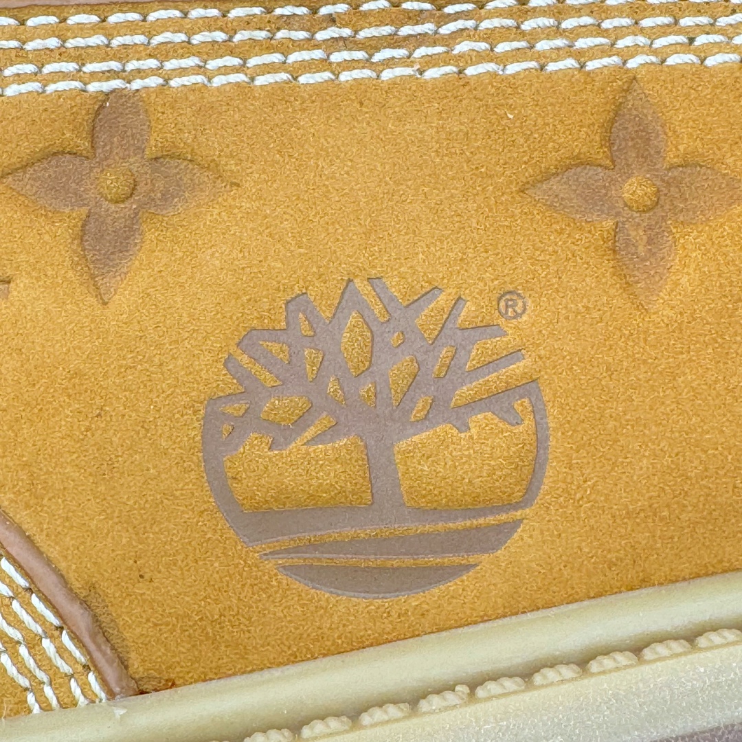 图片[16]-＃纯原 Louis Vuitton x Timberland 6 Inch Leather Ankle Boots\\\”Wheat Monogram\\\” LV联名添柏岚系列经典复古户外6英寸休闲工装大黄靴“联名麦黄黑LV压纹”1AD72X 东莞代工品质#内标Timberland LOGO带有紫光防伪标识#升级厚实抽屉礼品鞋盒及全套代购包装说明书防尘布袋物件#原楦原纸版数据开发版型#原厂宝元注射机#四线电脑车线并齐#采用进口Monogram 压纹头层磨砂皮料鞋面材质全部内里搭配真皮革材料!!)#原装一致全磨砂皮领口#六边蜂窝抗疲劳减震PU鞋垫#轻便防滑橡胶发泡组合底 LV x Timberland 及踝靴依托路易威登的精湛匠艺于意大利悉心制作，以 Timberland 的工装风范瞩目亮相 Pharrell Williams 打造的2024 秋冬男装秀场。粒面正绒面皮革和隔热内衬塑造 Timberland 经典设计的放大版本Timberland 外底呈现 Monogram 元素。接缝密封结构升级舒适体验和耐磨性能 Monogram 粒面牛皮革鞋领和合作标识标签丰富细节。粒面正绒面牛皮革 隔热 PimaLoft 内衬 接缝密封结构 圆形织物鞋带 橡胶外底 Monogram 粒面牛皮革鞋领 饰钉和搭扣镂刻路易威登标识 标签、鞋舌和内底点缀路易威登巴黎 x Timberland 标识 侧面 Timberland 标识 鞋底凸纹饰有 Monogram 图案 尺码：女35.5 36 37 38 39 39.5/ 男40 41 42 43 44 45 46（皮鞋码 比运动鞋偏大一码！）-选品中心