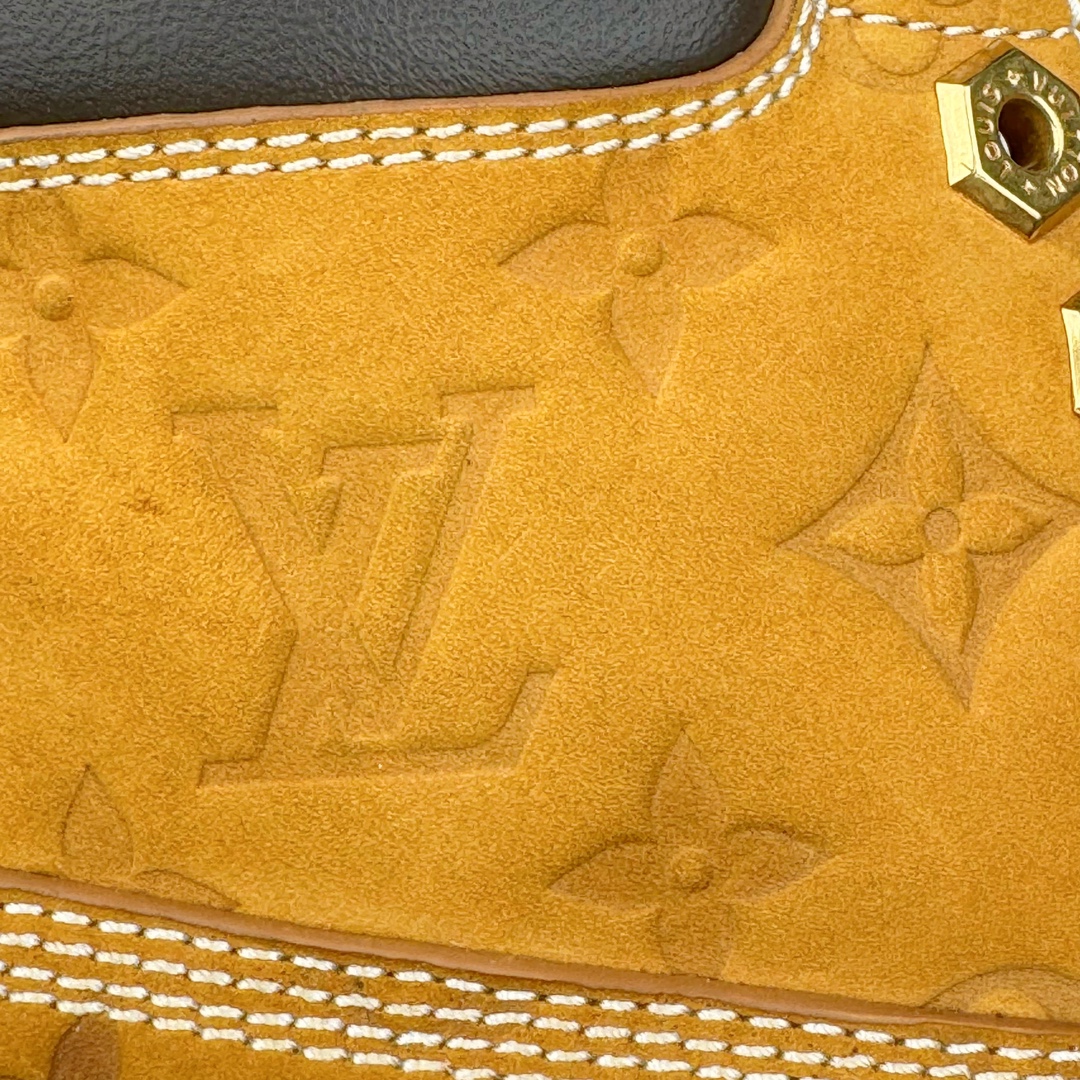 图片[15]-＃纯原 Louis Vuitton x Timberland 6 Inch Leather Ankle Boots\\\”Wheat Monogram\\\” LV联名添柏岚系列经典复古户外6英寸休闲工装大黄靴“联名麦黄黑LV压纹”1AD72X 东莞代工品质#内标Timberland LOGO带有紫光防伪标识#升级厚实抽屉礼品鞋盒及全套代购包装说明书防尘布袋物件#原楦原纸版数据开发版型#原厂宝元注射机#四线电脑车线并齐#采用进口Monogram 压纹头层磨砂皮料鞋面材质全部内里搭配真皮革材料!!)#原装一致全磨砂皮领口#六边蜂窝抗疲劳减震PU鞋垫#轻便防滑橡胶发泡组合底 LV x Timberland 及踝靴依托路易威登的精湛匠艺于意大利悉心制作，以 Timberland 的工装风范瞩目亮相 Pharrell Williams 打造的2024 秋冬男装秀场。粒面正绒面皮革和隔热内衬塑造 Timberland 经典设计的放大版本Timberland 外底呈现 Monogram 元素。接缝密封结构升级舒适体验和耐磨性能 Monogram 粒面牛皮革鞋领和合作标识标签丰富细节。粒面正绒面牛皮革 隔热 PimaLoft 内衬 接缝密封结构 圆形织物鞋带 橡胶外底 Monogram 粒面牛皮革鞋领 饰钉和搭扣镂刻路易威登标识 标签、鞋舌和内底点缀路易威登巴黎 x Timberland 标识 侧面 Timberland 标识 鞋底凸纹饰有 Monogram 图案 尺码：女35.5 36 37 38 39 39.5/ 男40 41 42 43 44 45 46（皮鞋码 比运动鞋偏大一码！）-选品中心