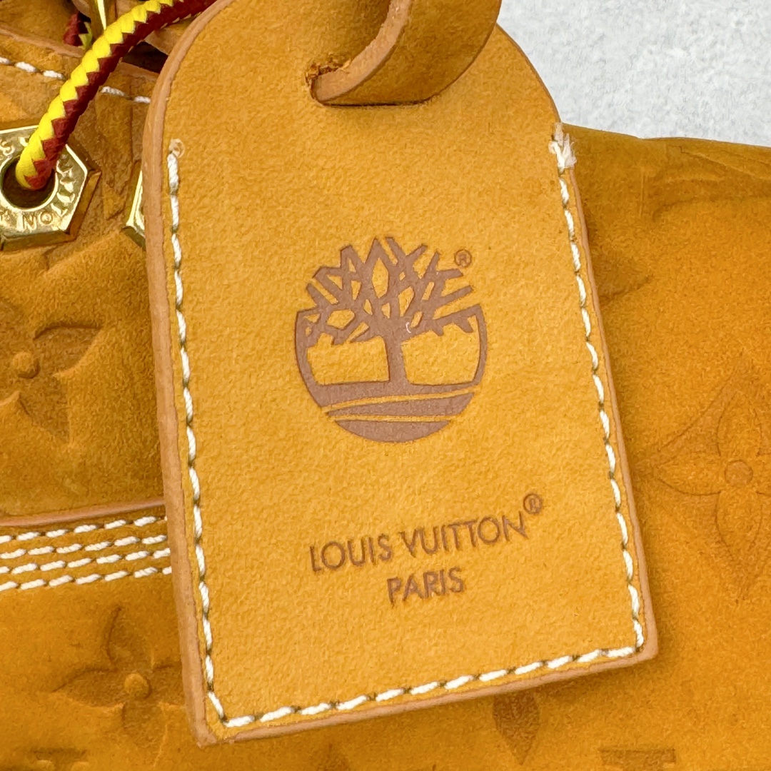 图片[17]-＃纯原 Louis Vuitton x Timberland 6 Inch Leather Ankle Boots\\\”Wheat Monogram\\\” LV联名添柏岚系列经典复古户外6英寸休闲工装大黄靴“联名麦黄黑LV压纹”1AD72X 东莞代工品质#内标Timberland LOGO带有紫光防伪标识#升级厚实抽屉礼品鞋盒及全套代购包装说明书防尘布袋物件#原楦原纸版数据开发版型#原厂宝元注射机#四线电脑车线并齐#采用进口Monogram 压纹头层磨砂皮料鞋面材质全部内里搭配真皮革材料!!)#原装一致全磨砂皮领口#六边蜂窝抗疲劳减震PU鞋垫#轻便防滑橡胶发泡组合底 LV x Timberland 及踝靴依托路易威登的精湛匠艺于意大利悉心制作，以 Timberland 的工装风范瞩目亮相 Pharrell Williams 打造的2024 秋冬男装秀场。粒面正绒面皮革和隔热内衬塑造 Timberland 经典设计的放大版本Timberland 外底呈现 Monogram 元素。接缝密封结构升级舒适体验和耐磨性能 Monogram 粒面牛皮革鞋领和合作标识标签丰富细节。粒面正绒面牛皮革 隔热 PimaLoft 内衬 接缝密封结构 圆形织物鞋带 橡胶外底 Monogram 粒面牛皮革鞋领 饰钉和搭扣镂刻路易威登标识 标签、鞋舌和内底点缀路易威登巴黎 x Timberland 标识 侧面 Timberland 标识 鞋底凸纹饰有 Monogram 图案 尺码：女35.5 36 37 38 39 39.5/ 男40 41 42 43 44 45 46（皮鞋码 比运动鞋偏大一码！）-选品中心