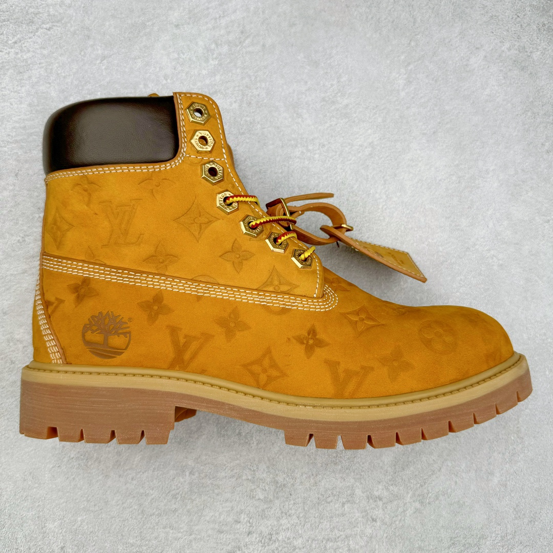 ＃纯原 Louis Vuitton x Timberland 6 Inch Leather Ankle Boots\\\”Wheat Monogram\\\” LV联名添柏岚系列经典复古户外6英寸休闲工装大黄靴“联名麦黄黑LV压纹”1AD72X 东莞代工品质#内标Timberland LOGO带有紫光防伪标识#升级厚实抽屉礼品鞋盒及全套代购包装说明书防尘布袋物件#原楦原纸版数据开发版型#原厂宝元注射机#四线电脑车线并齐#采用进口Monogram 压纹头层磨砂皮料鞋面材质全部内里搭配真皮革材料!!)#原装一致全磨砂皮领口#六边蜂窝抗疲劳减震PU鞋垫#轻便防滑橡胶发泡组合底 LV x Timberland 及踝靴依托路易威登的精湛匠艺于意大利悉心制作，以 Timberland 的工装风范瞩目亮相 Pharrell Williams 打造的2024 秋冬男装秀场。粒面正绒面皮革和隔热内衬塑造 Timberland 经典设计的放大版本Timberland 外底呈现 Monogram 元素。接缝密封结构升级舒适体验和耐磨性能 Monogram 粒面牛皮革鞋领和合作标识标签丰富细节。粒面正绒面牛皮革 隔热 PimaLoft 内衬 接缝密封结构 圆形织物鞋带 橡胶外底 Monogram 粒面牛皮革鞋领 饰钉和搭扣镂刻路易威登标识 标签、鞋舌和内底点缀路易威登巴黎 x Timberland 标识 侧面 Timberland 标识 鞋底凸纹饰有 Monogram 图案 尺码：女35.5 36 37 38 39 39.5/ 男40 41 42 43 44 45 46（皮鞋码 比运动鞋偏大一码！）-选品中心