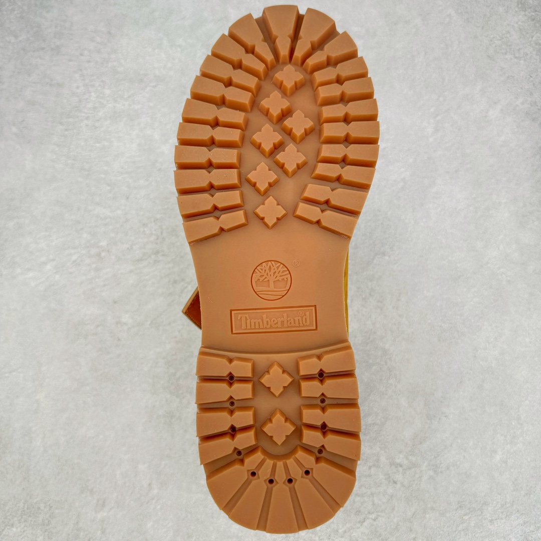 图片[9]-＃纯原 Louis Vuitton x Timberland 6 Inch Leather Ankle Boots\\\”Wheat Monogram\\\” LV联名添柏岚系列经典复古户外6英寸休闲工装大黄靴“联名麦黄黑LV压纹”1AD72X 东莞代工品质#内标Timberland LOGO带有紫光防伪标识#升级厚实抽屉礼品鞋盒及全套代购包装说明书防尘布袋物件#原楦原纸版数据开发版型#原厂宝元注射机#四线电脑车线并齐#采用进口Monogram 压纹头层磨砂皮料鞋面材质全部内里搭配真皮革材料!!)#原装一致全磨砂皮领口#六边蜂窝抗疲劳减震PU鞋垫#轻便防滑橡胶发泡组合底 LV x Timberland 及踝靴依托路易威登的精湛匠艺于意大利悉心制作，以 Timberland 的工装风范瞩目亮相 Pharrell Williams 打造的2024 秋冬男装秀场。粒面正绒面皮革和隔热内衬塑造 Timberland 经典设计的放大版本Timberland 外底呈现 Monogram 元素。接缝密封结构升级舒适体验和耐磨性能 Monogram 粒面牛皮革鞋领和合作标识标签丰富细节。粒面正绒面牛皮革 隔热 PimaLoft 内衬 接缝密封结构 圆形织物鞋带 橡胶外底 Monogram 粒面牛皮革鞋领 饰钉和搭扣镂刻路易威登标识 标签、鞋舌和内底点缀路易威登巴黎 x Timberland 标识 侧面 Timberland 标识 鞋底凸纹饰有 Monogram 图案 尺码：女35.5 36 37 38 39 39.5/ 男40 41 42 43 44 45 46（皮鞋码 比运动鞋偏大一码！）-选品中心