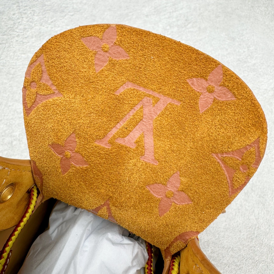 图片[12]-＃纯原 Louis Vuitton x Timberland 6 Inch Leather Ankle Boots\\\”Wheat Monogram\\\” LV联名添柏岚系列经典复古户外6英寸休闲工装大黄靴“联名麦黄黑LV压纹”1AD72X 东莞代工品质#内标Timberland LOGO带有紫光防伪标识#升级厚实抽屉礼品鞋盒及全套代购包装说明书防尘布袋物件#原楦原纸版数据开发版型#原厂宝元注射机#四线电脑车线并齐#采用进口Monogram 压纹头层磨砂皮料鞋面材质全部内里搭配真皮革材料!!)#原装一致全磨砂皮领口#六边蜂窝抗疲劳减震PU鞋垫#轻便防滑橡胶发泡组合底 LV x Timberland 及踝靴依托路易威登的精湛匠艺于意大利悉心制作，以 Timberland 的工装风范瞩目亮相 Pharrell Williams 打造的2024 秋冬男装秀场。粒面正绒面皮革和隔热内衬塑造 Timberland 经典设计的放大版本Timberland 外底呈现 Monogram 元素。接缝密封结构升级舒适体验和耐磨性能 Monogram 粒面牛皮革鞋领和合作标识标签丰富细节。粒面正绒面牛皮革 隔热 PimaLoft 内衬 接缝密封结构 圆形织物鞋带 橡胶外底 Monogram 粒面牛皮革鞋领 饰钉和搭扣镂刻路易威登标识 标签、鞋舌和内底点缀路易威登巴黎 x Timberland 标识 侧面 Timberland 标识 鞋底凸纹饰有 Monogram 图案 尺码：女35.5 36 37 38 39 39.5/ 男40 41 42 43 44 45 46（皮鞋码 比运动鞋偏大一码！）-选品中心