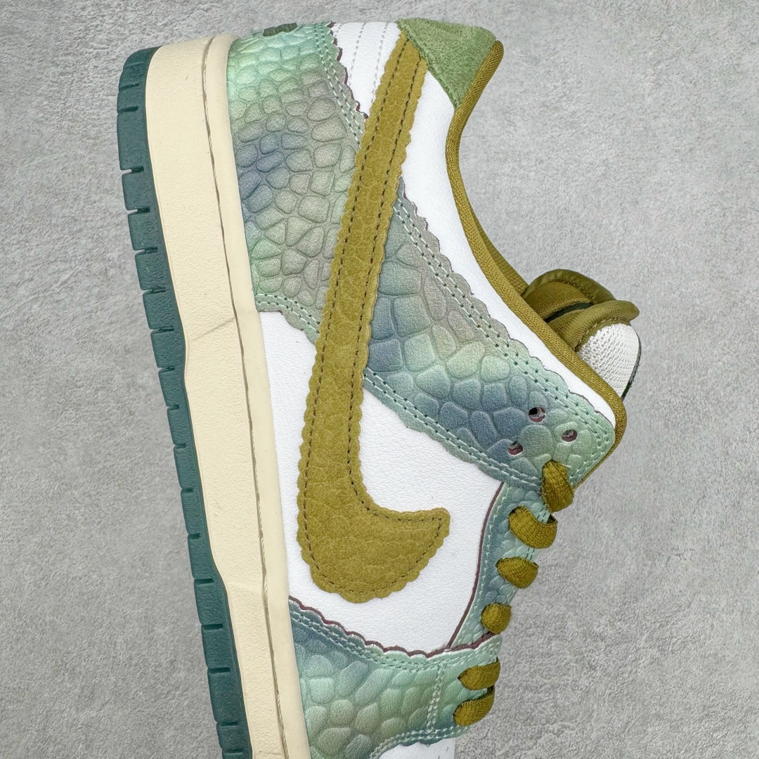 图片[6]-＃S2纯原 Alexis Sablone x NK Dunk SB Low AS联名变色龙蜥蜴 HJ3386-300 独家原厂航空铝磨具打磨大底 鞋头坡度极致还原 原盒原配 圈内天花板工艺 原厂冲刀 超高清洁度 全鞋零毛边皮料切割 全套原楦原模倾力打造完美版型 采用原厂百宏鞋带以及原厂百宏织唛舌标 内标可供原厂几率过验 原厂中底布黄色点胶 原厂中底布拉帮走线遵循公司‼️尺码：36 36.5 37.5 38 38.5 39 40 40.5 41 42 42.5 43 44 44.5 45 46 47.5-选品中心