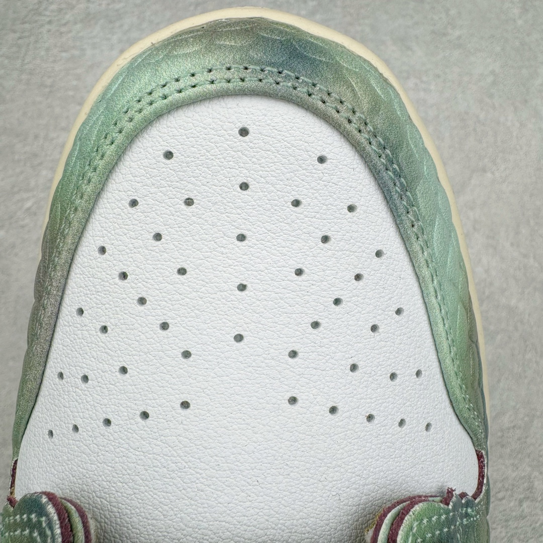 图片[18]-＃S2纯原 Alexis Sablone x NK Dunk SB Low AS联名变色龙蜥蜴 HJ3386-300 独家原厂航空铝磨具打磨大底 鞋头坡度极致还原 原盒原配 圈内天花板工艺 原厂冲刀 超高清洁度 全鞋零毛边皮料切割 全套原楦原模倾力打造完美版型 采用原厂百宏鞋带以及原厂百宏织唛舌标 内标可供原厂几率过验 原厂中底布黄色点胶 原厂中底布拉帮走线遵循公司‼️尺码：36 36.5 37.5 38 38.5 39 40 40.5 41 42 42.5 43 44 44.5 45 46 47.5-选品中心