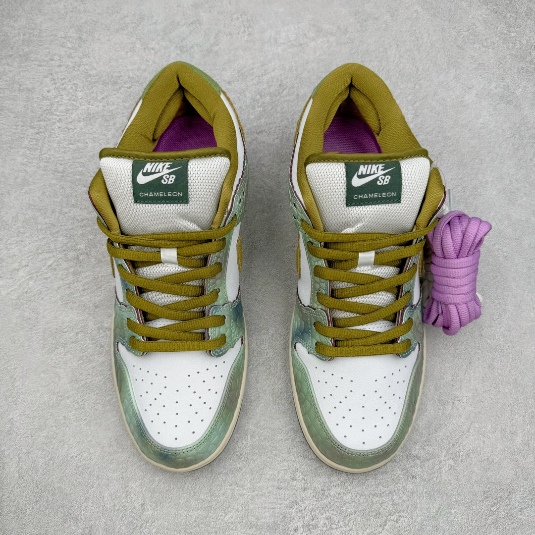 图片[2]-＃S2纯原 Alexis Sablone x NK Dunk SB Low AS联名变色龙蜥蜴 HJ3386-300 独家原厂航空铝磨具打磨大底 鞋头坡度极致还原 原盒原配 圈内天花板工艺 原厂冲刀 超高清洁度 全鞋零毛边皮料切割 全套原楦原模倾力打造完美版型 采用原厂百宏鞋带以及原厂百宏织唛舌标 内标可供原厂几率过验 原厂中底布黄色点胶 原厂中底布拉帮走线遵循公司‼️尺码：36 36.5 37.5 38 38.5 39 40 40.5 41 42 42.5 43 44 44.5 45 46 47.5-选品中心