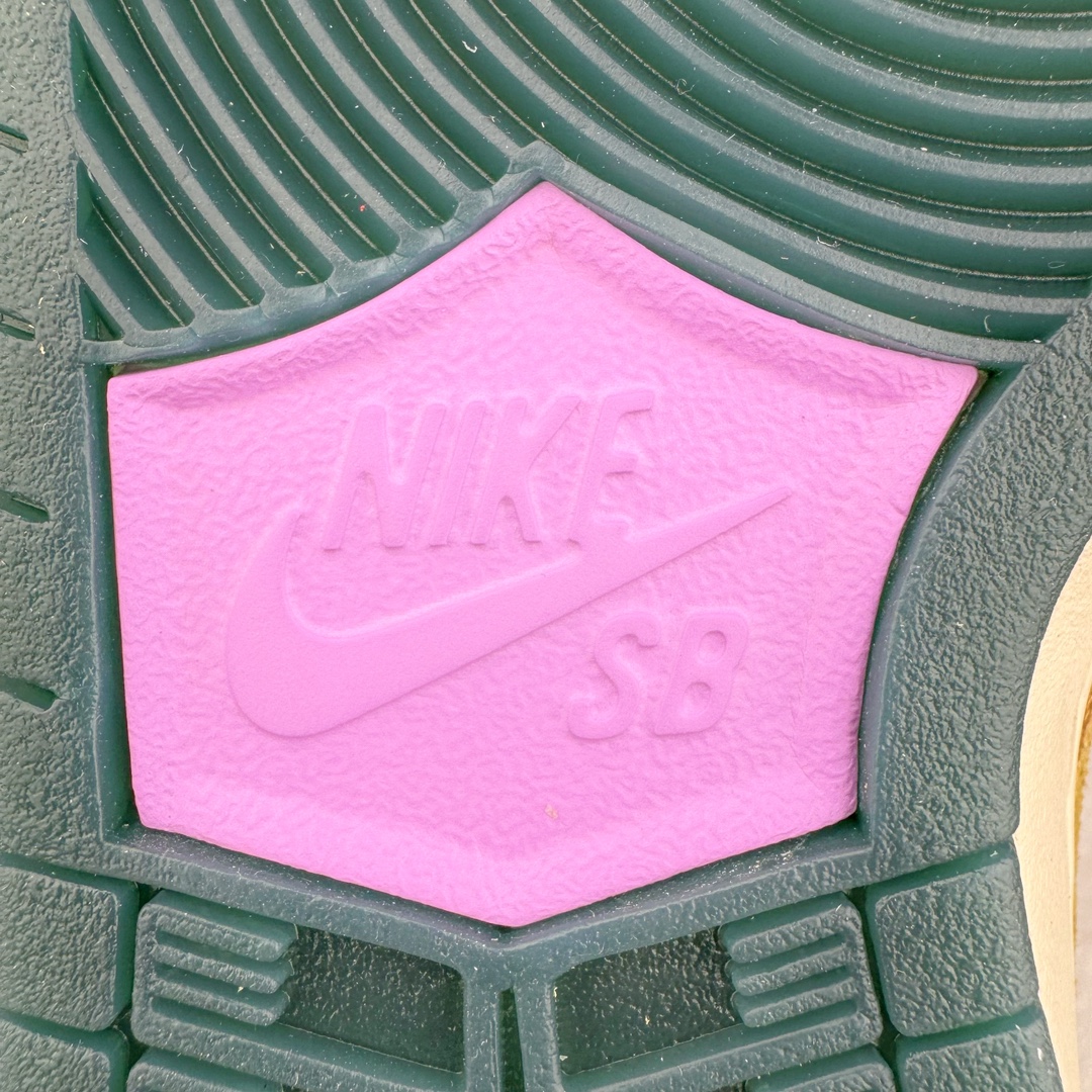 图片[21]-＃S2纯原 Alexis Sablone x NK Dunk SB Low AS联名变色龙蜥蜴 HJ3386-300 独家原厂航空铝磨具打磨大底 鞋头坡度极致还原 原盒原配 圈内天花板工艺 原厂冲刀 超高清洁度 全鞋零毛边皮料切割 全套原楦原模倾力打造完美版型 采用原厂百宏鞋带以及原厂百宏织唛舌标 内标可供原厂几率过验 原厂中底布黄色点胶 原厂中底布拉帮走线遵循公司‼️尺码：36 36.5 37.5 38 38.5 39 40 40.5 41 42 42.5 43 44 44.5 45 46 47.5-选品中心