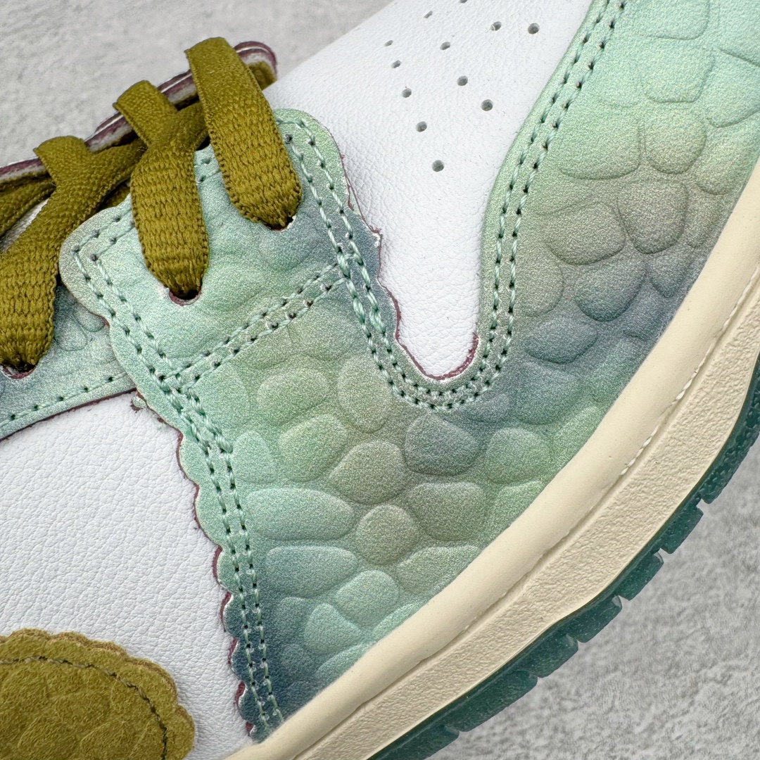 图片[19]-＃S2纯原 Alexis Sablone x NK Dunk SB Low AS联名变色龙蜥蜴 HJ3386-300 独家原厂航空铝磨具打磨大底 鞋头坡度极致还原 原盒原配 圈内天花板工艺 原厂冲刀 超高清洁度 全鞋零毛边皮料切割 全套原楦原模倾力打造完美版型 采用原厂百宏鞋带以及原厂百宏织唛舌标 内标可供原厂几率过验 原厂中底布黄色点胶 原厂中底布拉帮走线遵循公司‼️尺码：36 36.5 37.5 38 38.5 39 40 40.5 41 42 42.5 43 44 44.5 45 46 47.5-选品中心