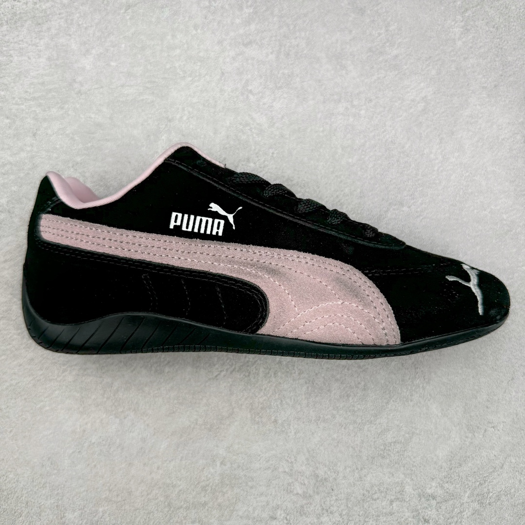 PUMA Speedca OG 彪马极速赛车系列低帮德训风拼接复古百搭休闲运动赛车鞋 鞋款从80、90年代赛车手所穿的防火赛车鞋为原型，鞋身线条模仿了赛车的流线廓形，体现了空气动力学原理的结构。简约流畅的外观，恰好又和贯穿其中的Formstrip Logo融合恰到好处，视觉上细节丰富且协调。本次Speedcat OG鞋款归来，最大看点自然式保留了窄版鞋型以及薄底构造。这两年各品牌鞋底越做越厚，Speedcat反其道而行之，上脚几乎无鞋底的效果带来耳目一新的视觉体验。鞋面依旧是以质感细腻的麂皮材质打造，并且大面积近乎全包裹的使用，复古味道也愈发浓烈。配色上更是将最原始的黑色和红色带回，向F1赛车队的标志性队服致敬。相信让各位一眼种草的更多是出挑的大红色，上脚即可瞬间点亮整体造型，在以球鞋为核心的OOTD中脱颖而出。而另一款黑色则是低调的万金油，彰显新潮个性的同时又不喧宾夺主，也是热爱简约系穿搭朋友的首选。 尺码：35.5 36 37 37.5 38 38.5 39 40 40.5 41 42 42.5 43 44 44.5 45-选品中心