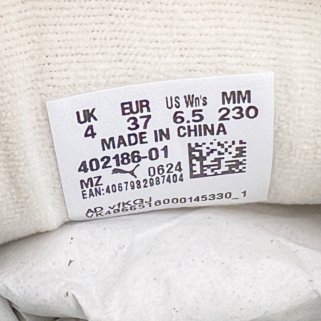 图片[11]-＃HP PUMA Bella UT Low 彪马贝拉UT系列低帮薄底德训复古风经典百搭休闲慢跑鞋 继将 Speedcat OG 带回后，近日 Puma 再以品牌档案室的经典鞋型 Bella OG 为蓝本，推出契合时下薄底球鞋趋势的 Bella UT 鞋款。自 21 世纪初问世以来，Bella OG 鞋型以其独特的薄底设计和上翻外底设计收获了众多年轻拥趸，更是 PUMA DNA 中不可磨灭的经典。此番重新推出的 Bella UT 鞋款，整体鞋面采用上乘皮革材质，并延续 Formstrip 设计语言；鞋头处采用精致的包头设计，搭配麂皮材质提升质感；鞋底部分保留 Bella 鞋款标志性的薄底和点状橡胶外底，上翘的设计包裹鞋面；鞋舌与鞋跟分别点缀美洲狮 Logo 与品牌字母 Logo。值得一提的是，本次 Bella UT 鞋款搭载 SOFTFOAM+ 鞋垫，兼顾美学设计与穿着舒适度。而配色上则提供白、黄、蓝、银、粉五款颜色。尺码：35.5 36 37 37.5 38 39 39.5 40 40.5 41 42 42.5 43 44 44.5 45-选品中心