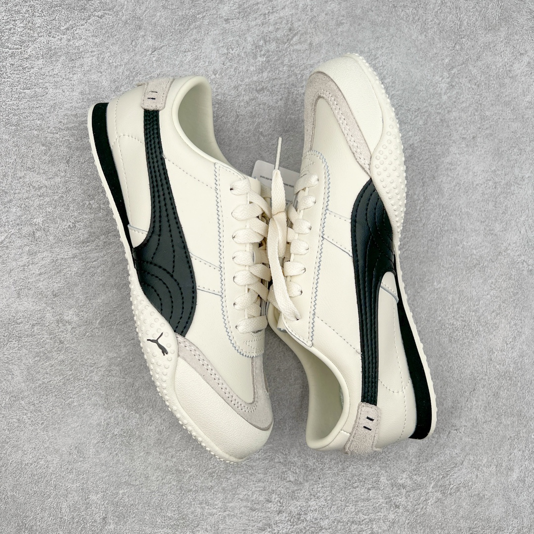 图片[3]-＃HP PUMA Bella UT Low 彪马贝拉UT系列低帮薄底德训复古风经典百搭休闲慢跑鞋 继将 Speedcat OG 带回后，近日 Puma 再以品牌档案室的经典鞋型 Bella OG 为蓝本，推出契合时下薄底球鞋趋势的 Bella UT 鞋款。自 21 世纪初问世以来，Bella OG 鞋型以其独特的薄底设计和上翻外底设计收获了众多年轻拥趸，更是 PUMA DNA 中不可磨灭的经典。此番重新推出的 Bella UT 鞋款，整体鞋面采用上乘皮革材质，并延续 Formstrip 设计语言；鞋头处采用精致的包头设计，搭配麂皮材质提升质感；鞋底部分保留 Bella 鞋款标志性的薄底和点状橡胶外底，上翘的设计包裹鞋面；鞋舌与鞋跟分别点缀美洲狮 Logo 与品牌字母 Logo。值得一提的是，本次 Bella UT 鞋款搭载 SOFTFOAM+ 鞋垫，兼顾美学设计与穿着舒适度。而配色上则提供白、黄、蓝、银、粉五款颜色。尺码：35.5 36 37 37.5 38 39 39.5 40 40.5 41 42 42.5 43 44 44.5 45-选品中心