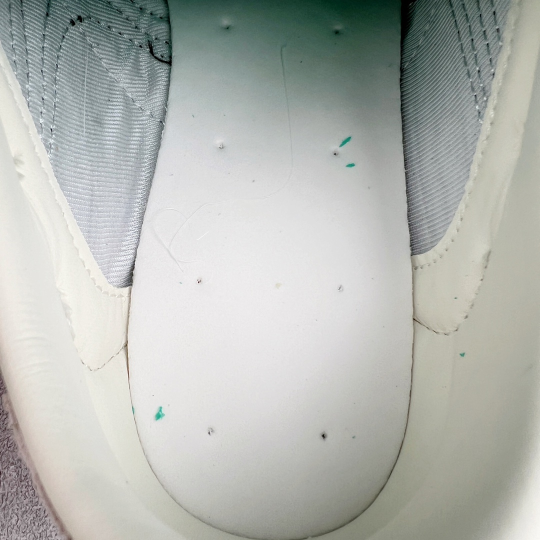 图片[12]-＃HP PUMA Bella UT Low 彪马贝拉UT系列低帮薄底德训复古风经典百搭休闲慢跑鞋 继将 Speedcat OG 带回后，近日 Puma 再以品牌档案室的经典鞋型 Bella OG 为蓝本，推出契合时下薄底球鞋趋势的 Bella UT 鞋款。自 21 世纪初问世以来，Bella OG 鞋型以其独特的薄底设计和上翻外底设计收获了众多年轻拥趸，更是 PUMA DNA 中不可磨灭的经典。此番重新推出的 Bella UT 鞋款，整体鞋面采用上乘皮革材质，并延续 Formstrip 设计语言；鞋头处采用精致的包头设计，搭配麂皮材质提升质感；鞋底部分保留 Bella 鞋款标志性的薄底和点状橡胶外底，上翘的设计包裹鞋面；鞋舌与鞋跟分别点缀美洲狮 Logo 与品牌字母 Logo。值得一提的是，本次 Bella UT 鞋款搭载 SOFTFOAM+ 鞋垫，兼顾美学设计与穿着舒适度。而配色上则提供白、黄、蓝、银、粉五款颜色。尺码：35.5 36 37 37.5 38 39 39.5 40 40.5 41 42 42.5 43 44 44.5 45-选品中心