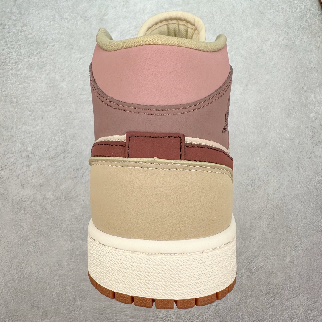 图片[8]-＃yh福利特价 Air Jordan AJ1 Mid 中帮系列 原厂内置全掌气垫 A模大底 头层小牛皮 鞋舌AJ原厂专用牛津布+AJ专用反口珍珠布+原厂无杂质高弹内里海棉 特殊封边弹力鞋带 头层牛皮 原鞋开模 拒绝公底 购置公司同步原材料 都有细节还原95% 原汁原味 忠于原版 尺码：36 36.5 37.5 38 38.5 39 40 40.5 41 42 42.5 43 44 44.5 45 46-选品中心