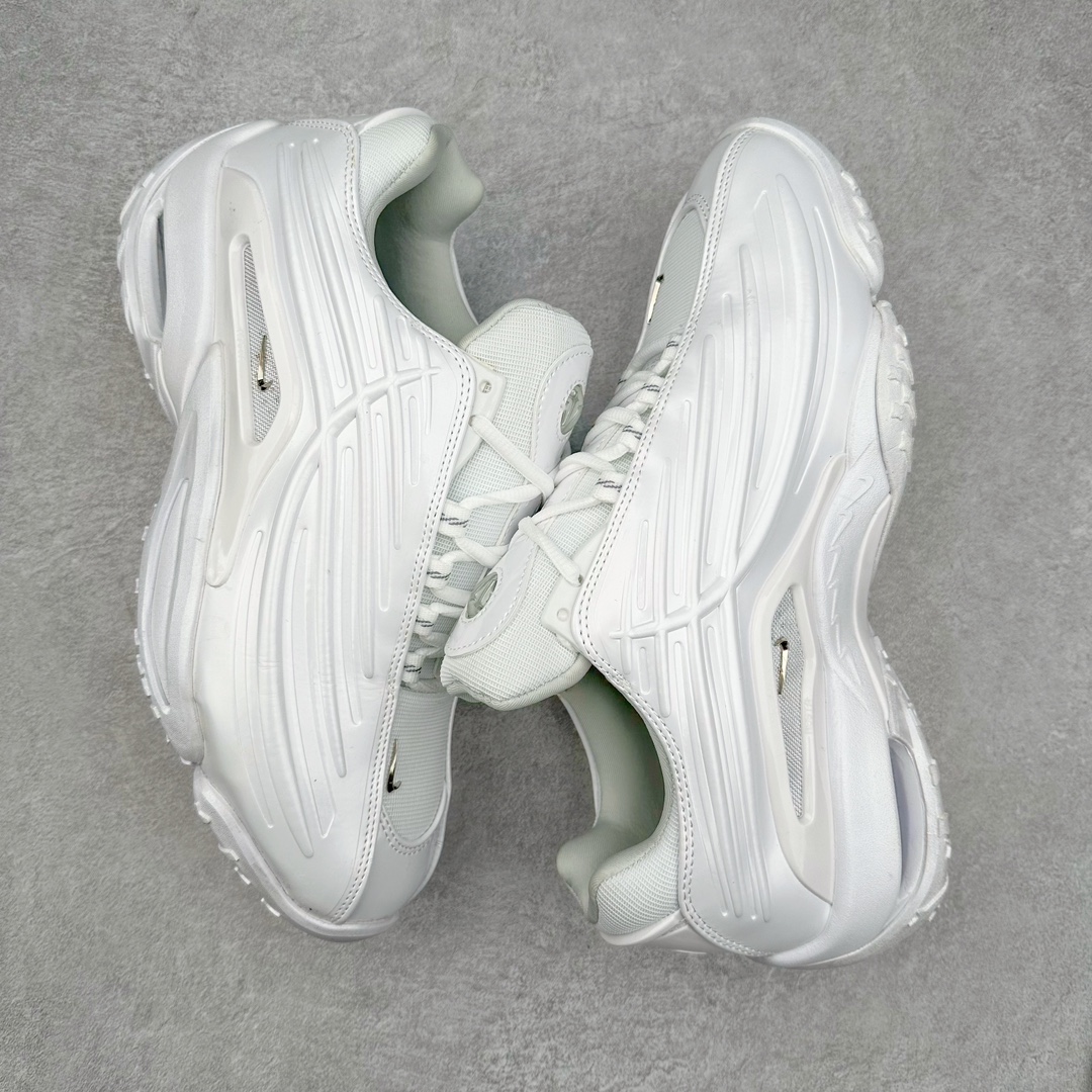 图片[3]-＃WM NOCTA x NK Hot Step 2 Air Terra 联名款减震耐磨机能篮球鞋 DZ7293-100 鞋面造型有很强的线条感 电镀元素贯穿鞋身 以其鲜明的色调 为街头时尚注入了一股新鲜活力 这款鞋的设计灵感来源于篮球场上的激情与活力 鞋身采用亮眼的颜色覆盖 搭配上黑色和白色的细节点缀 形成了强烈的视觉冲击 让人一眼就难以忘怀 不仅仅是一双鞋 它是一种态度 一种对生活充满热情的态度 无论是在夜晚的街头漫步 还是在篮球场上的激烈对抗 它都能让你成为众人焦点 尺码：36 36.5 37.5 38 38.5 39 40 40.5 41 42 42.5 43 44 44.5 45 46-选品中心