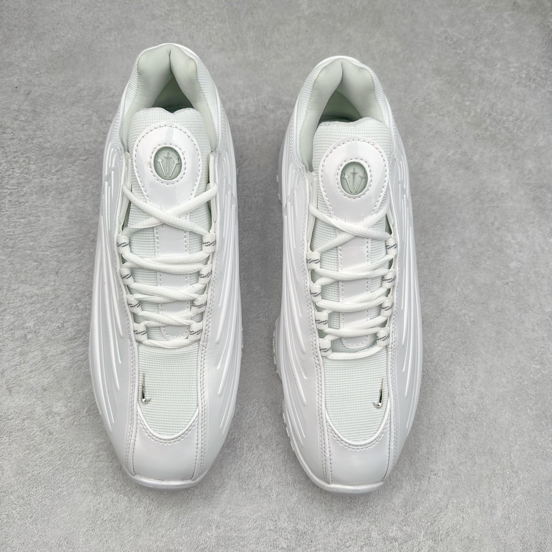 图片[2]-＃WM NOCTA x NK Hot Step 2 Air Terra 联名款减震耐磨机能篮球鞋 DZ7293-100 鞋面造型有很强的线条感 电镀元素贯穿鞋身 以其鲜明的色调 为街头时尚注入了一股新鲜活力 这款鞋的设计灵感来源于篮球场上的激情与活力 鞋身采用亮眼的颜色覆盖 搭配上黑色和白色的细节点缀 形成了强烈的视觉冲击 让人一眼就难以忘怀 不仅仅是一双鞋 它是一种态度 一种对生活充满热情的态度 无论是在夜晚的街头漫步 还是在篮球场上的激烈对抗 它都能让你成为众人焦点 尺码：36 36.5 37.5 38 38.5 39 40 40.5 41 42 42.5 43 44 44.5 45 46-选品中心