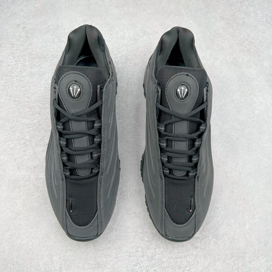 图片[2]-＃WM NOCTA x NK Hot Step 2 Air Terra 联名款减震耐磨机能篮球鞋 DZ7293-001 鞋面造型有很强的线条感 电镀元素贯穿鞋身 以其鲜明的色调 为街头时尚注入了一股新鲜活力 这款鞋的设计灵感来源于篮球场上的激情与活力 鞋身采用亮眼的颜色覆盖 搭配上黑色和白色的细节点缀 形成了强烈的视觉冲击 让人一眼就难以忘怀 不仅仅是一双鞋 它是一种态度 一种对生活充满热情的态度 无论是在夜晚的街头漫步 还是在篮球场上的激烈对抗 它都能让你成为众人焦点 尺码：36 36.5 37.5 38 38.5 39 40 40.5 41 42 42.5 43 44 44.5 45 46-选品中心