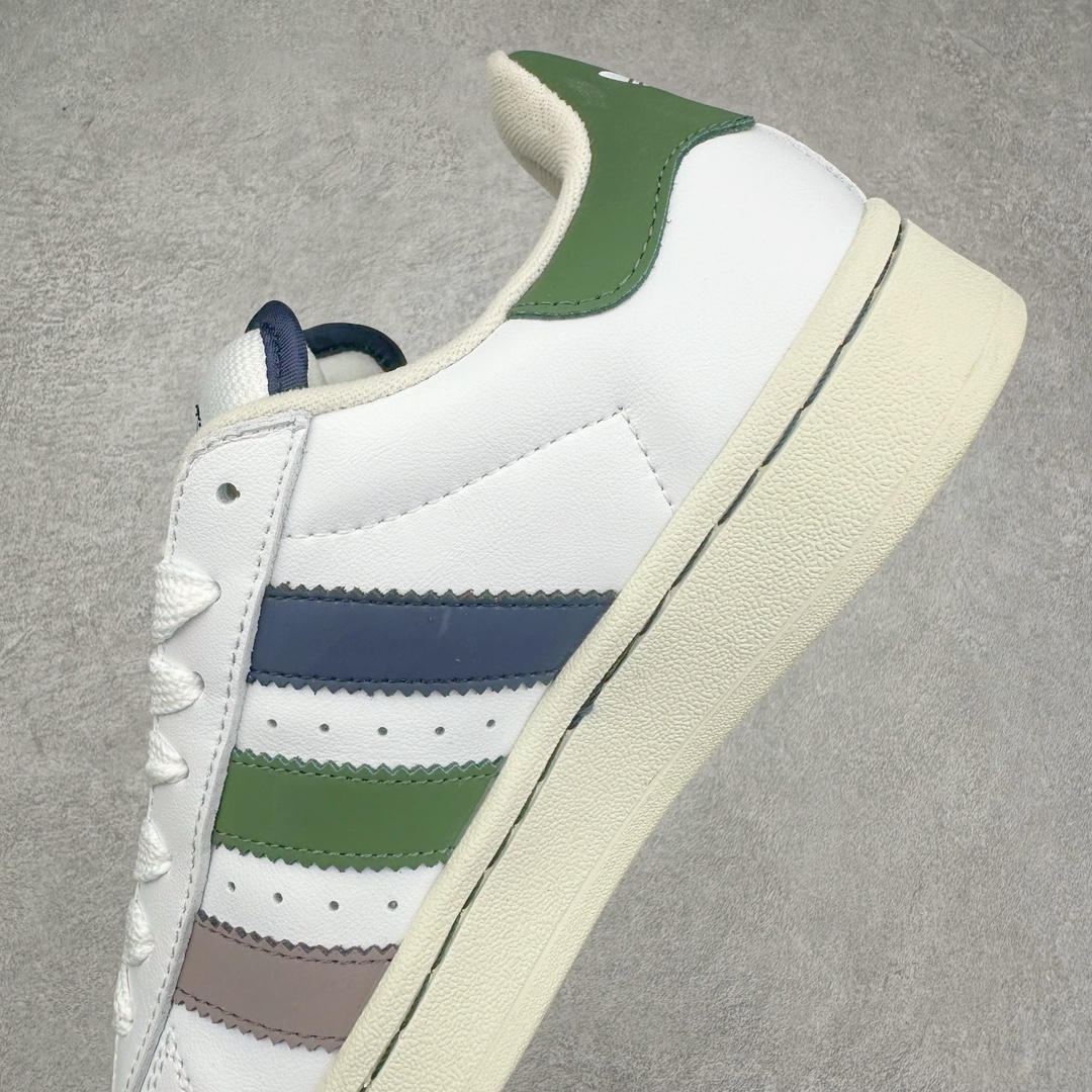 图片[7]-＃C版纯原 AD Originals Campus 00s 学院系列面包风经典复古低帮百搭休闲运动板鞋 IH3279 原鞋开发 正确版型 市面唯一全鞋采用原厂头层SD皮料 正确宽版鞋盒 清洁度完美 诠释最高工艺 这次 Originals 选择了以经典复古鞋型 Campus 为蓝本打造全新面包鞋 这款鞋型联名不断 冠希当年对它更是钟爱有加 论牌面丝毫不输贝壳头、Forum 等大热鞋型 这次 Campus 一改 80 年代的瘦长造型 鞋舌、鞋身、鞋底甚至细节都变大了 营造出千禧年前后流行的面包鞋宽大廓形 因此鞋名改为 Campus 00s 鞋身采用绒面皮料搭配白色常规皮革 质感上还是延续了经典 Campus 的设计 鞋舌填充更加饱满 让鞋款整体看起来更加圆润 搭配上这款浅蓝配色「蓝胖子」造型真的很可爱 鞋舌还加入了与以往 Campus 不同的全新三叶草 Logo 令造型更具千禧气息 鞋带也采用了加宽的设计 如果你不喜欢 这次还附送了传统鞋带可以替换 鞋底采用了米黄做旧设计 凸显鞋款的复古年代感 除了清新可人的浅蓝配色 还有一款酷灰配色 造型更加硬朗复古 而且相比浅蓝配色更加耐脏 尺码：36 36⅔ 37⅓ 38 38⅔ 39⅓ 40 40⅔ 41⅓ 42 42⅔ 43⅓ 44 44 ⅓ 45-选品中心