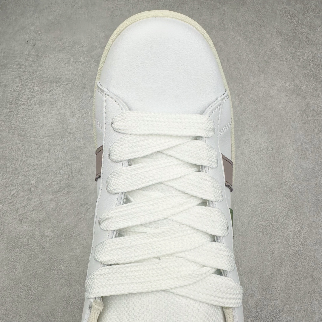 图片[4]-＃C版纯原 AD Originals Campus 00s 学院系列面包风经典复古低帮百搭休闲运动板鞋 IH3279 原鞋开发 正确版型 市面唯一全鞋采用原厂头层SD皮料 正确宽版鞋盒 清洁度完美 诠释最高工艺 这次 Originals 选择了以经典复古鞋型 Campus 为蓝本打造全新面包鞋 这款鞋型联名不断 冠希当年对它更是钟爱有加 论牌面丝毫不输贝壳头、Forum 等大热鞋型 这次 Campus 一改 80 年代的瘦长造型 鞋舌、鞋身、鞋底甚至细节都变大了 营造出千禧年前后流行的面包鞋宽大廓形 因此鞋名改为 Campus 00s 鞋身采用绒面皮料搭配白色常规皮革 质感上还是延续了经典 Campus 的设计 鞋舌填充更加饱满 让鞋款整体看起来更加圆润 搭配上这款浅蓝配色「蓝胖子」造型真的很可爱 鞋舌还加入了与以往 Campus 不同的全新三叶草 Logo 令造型更具千禧气息 鞋带也采用了加宽的设计 如果你不喜欢 这次还附送了传统鞋带可以替换 鞋底采用了米黄做旧设计 凸显鞋款的复古年代感 除了清新可人的浅蓝配色 还有一款酷灰配色 造型更加硬朗复古 而且相比浅蓝配色更加耐脏 尺码：36 36⅔ 37⅓ 38 38⅔ 39⅓ 40 40⅔ 41⅓ 42 42⅔ 43⅓ 44 44 ⅓ 45-选品中心