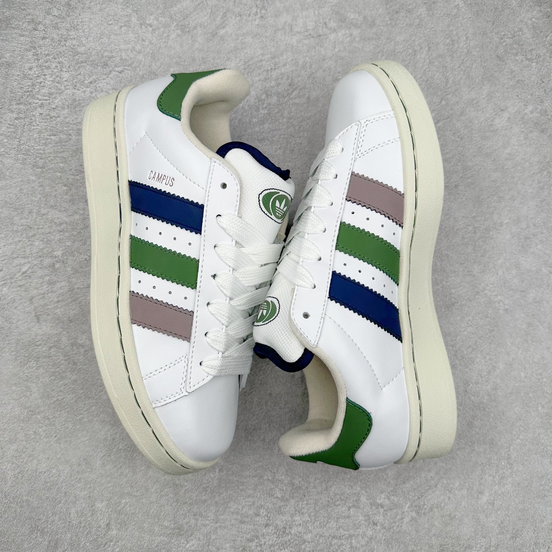图片[3]-＃C版纯原 AD Originals Campus 00s 学院系列面包风经典复古低帮百搭休闲运动板鞋 IH3279 原鞋开发 正确版型 市面唯一全鞋采用原厂头层SD皮料 正确宽版鞋盒 清洁度完美 诠释最高工艺 这次 Originals 选择了以经典复古鞋型 Campus 为蓝本打造全新面包鞋 这款鞋型联名不断 冠希当年对它更是钟爱有加 论牌面丝毫不输贝壳头、Forum 等大热鞋型 这次 Campus 一改 80 年代的瘦长造型 鞋舌、鞋身、鞋底甚至细节都变大了 营造出千禧年前后流行的面包鞋宽大廓形 因此鞋名改为 Campus 00s 鞋身采用绒面皮料搭配白色常规皮革 质感上还是延续了经典 Campus 的设计 鞋舌填充更加饱满 让鞋款整体看起来更加圆润 搭配上这款浅蓝配色「蓝胖子」造型真的很可爱 鞋舌还加入了与以往 Campus 不同的全新三叶草 Logo 令造型更具千禧气息 鞋带也采用了加宽的设计 如果你不喜欢 这次还附送了传统鞋带可以替换 鞋底采用了米黄做旧设计 凸显鞋款的复古年代感 除了清新可人的浅蓝配色 还有一款酷灰配色 造型更加硬朗复古 而且相比浅蓝配色更加耐脏 尺码：36 36⅔ 37⅓ 38 38⅔ 39⅓ 40 40⅔ 41⅓ 42 42⅔ 43⅓ 44 44 ⅓ 45-选品中心