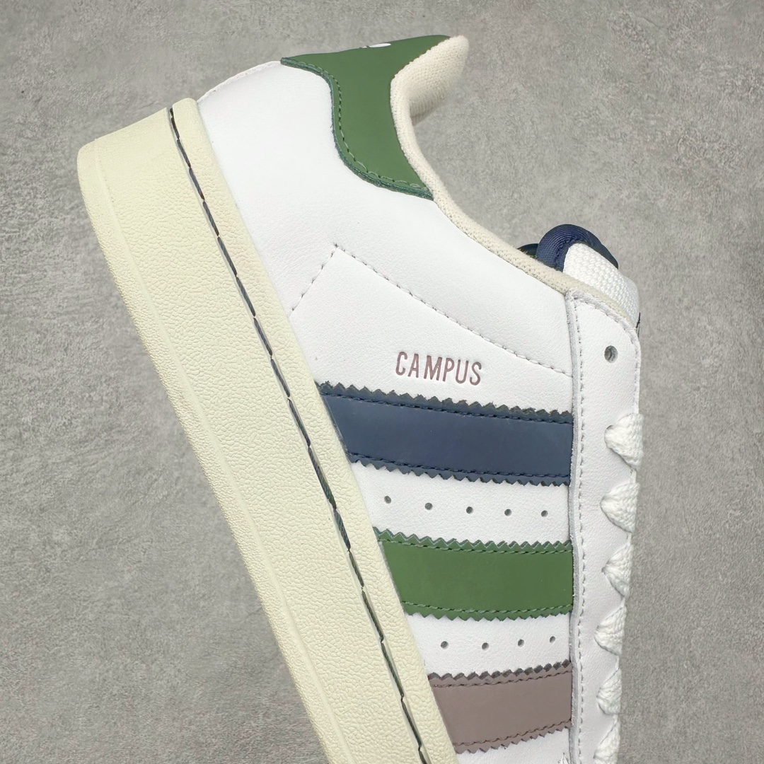 图片[6]-＃C版纯原 AD Originals Campus 00s 学院系列面包风经典复古低帮百搭休闲运动板鞋 IH3279 原鞋开发 正确版型 市面唯一全鞋采用原厂头层SD皮料 正确宽版鞋盒 清洁度完美 诠释最高工艺 这次 Originals 选择了以经典复古鞋型 Campus 为蓝本打造全新面包鞋 这款鞋型联名不断 冠希当年对它更是钟爱有加 论牌面丝毫不输贝壳头、Forum 等大热鞋型 这次 Campus 一改 80 年代的瘦长造型 鞋舌、鞋身、鞋底甚至细节都变大了 营造出千禧年前后流行的面包鞋宽大廓形 因此鞋名改为 Campus 00s 鞋身采用绒面皮料搭配白色常规皮革 质感上还是延续了经典 Campus 的设计 鞋舌填充更加饱满 让鞋款整体看起来更加圆润 搭配上这款浅蓝配色「蓝胖子」造型真的很可爱 鞋舌还加入了与以往 Campus 不同的全新三叶草 Logo 令造型更具千禧气息 鞋带也采用了加宽的设计 如果你不喜欢 这次还附送了传统鞋带可以替换 鞋底采用了米黄做旧设计 凸显鞋款的复古年代感 除了清新可人的浅蓝配色 还有一款酷灰配色 造型更加硬朗复古 而且相比浅蓝配色更加耐脏 尺码：36 36⅔ 37⅓ 38 38⅔ 39⅓ 40 40⅔ 41⅓ 42 42⅔ 43⅓ 44 44 ⅓ 45-选品中心