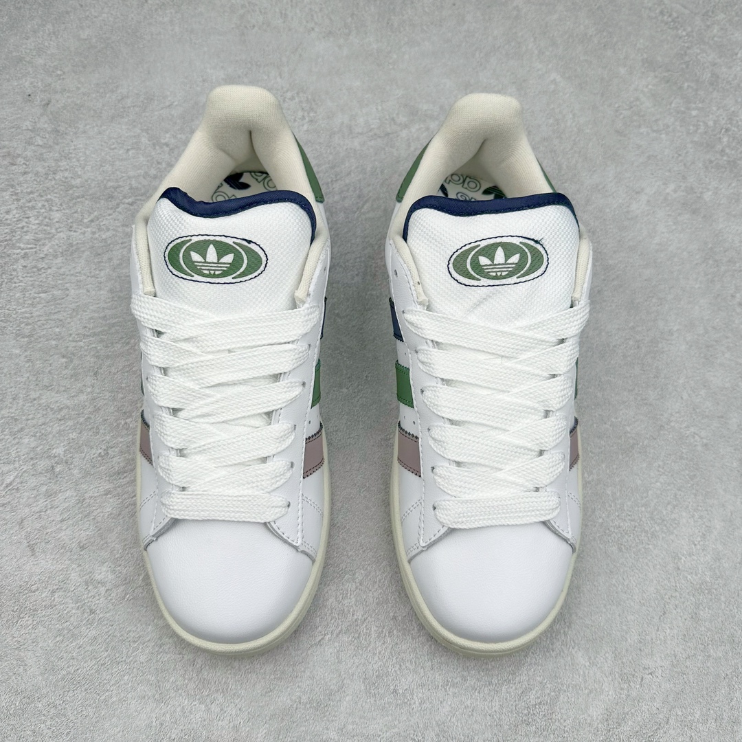 图片[2]-＃C版纯原 AD Originals Campus 00s 学院系列面包风经典复古低帮百搭休闲运动板鞋 IH3279 原鞋开发 正确版型 市面唯一全鞋采用原厂头层SD皮料 正确宽版鞋盒 清洁度完美 诠释最高工艺 这次 Originals 选择了以经典复古鞋型 Campus 为蓝本打造全新面包鞋 这款鞋型联名不断 冠希当年对它更是钟爱有加 论牌面丝毫不输贝壳头、Forum 等大热鞋型 这次 Campus 一改 80 年代的瘦长造型 鞋舌、鞋身、鞋底甚至细节都变大了 营造出千禧年前后流行的面包鞋宽大廓形 因此鞋名改为 Campus 00s 鞋身采用绒面皮料搭配白色常规皮革 质感上还是延续了经典 Campus 的设计 鞋舌填充更加饱满 让鞋款整体看起来更加圆润 搭配上这款浅蓝配色「蓝胖子」造型真的很可爱 鞋舌还加入了与以往 Campus 不同的全新三叶草 Logo 令造型更具千禧气息 鞋带也采用了加宽的设计 如果你不喜欢 这次还附送了传统鞋带可以替换 鞋底采用了米黄做旧设计 凸显鞋款的复古年代感 除了清新可人的浅蓝配色 还有一款酷灰配色 造型更加硬朗复古 而且相比浅蓝配色更加耐脏 尺码：36 36⅔ 37⅓ 38 38⅔ 39⅓ 40 40⅔ 41⅓ 42 42⅔ 43⅓ 44 44 ⅓ 45-选品中心