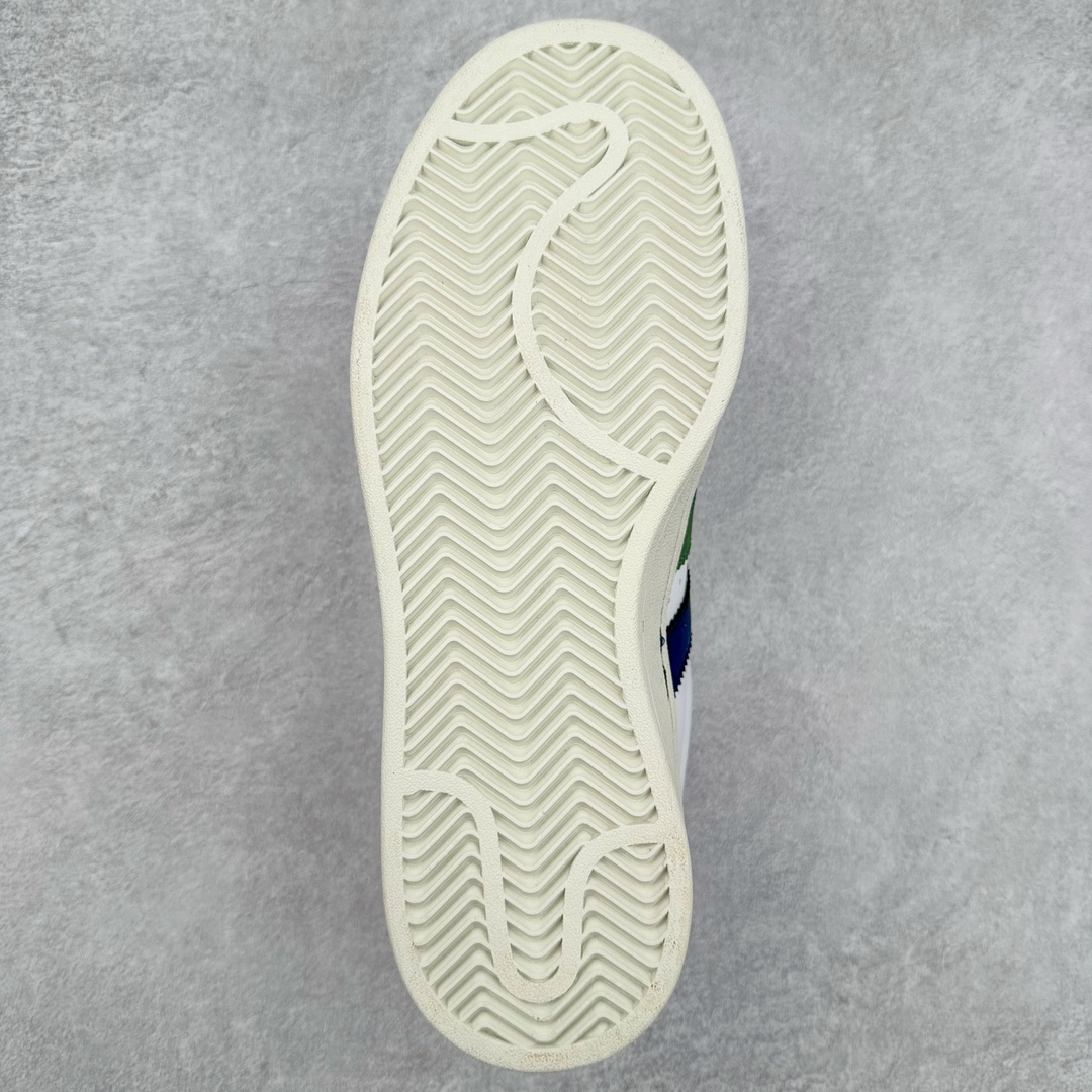 图片[9]-＃C版纯原 AD Originals Campus 00s 学院系列面包风经典复古低帮百搭休闲运动板鞋 IH3279 原鞋开发 正确版型 市面唯一全鞋采用原厂头层SD皮料 正确宽版鞋盒 清洁度完美 诠释最高工艺 这次 Originals 选择了以经典复古鞋型 Campus 为蓝本打造全新面包鞋 这款鞋型联名不断 冠希当年对它更是钟爱有加 论牌面丝毫不输贝壳头、Forum 等大热鞋型 这次 Campus 一改 80 年代的瘦长造型 鞋舌、鞋身、鞋底甚至细节都变大了 营造出千禧年前后流行的面包鞋宽大廓形 因此鞋名改为 Campus 00s 鞋身采用绒面皮料搭配白色常规皮革 质感上还是延续了经典 Campus 的设计 鞋舌填充更加饱满 让鞋款整体看起来更加圆润 搭配上这款浅蓝配色「蓝胖子」造型真的很可爱 鞋舌还加入了与以往 Campus 不同的全新三叶草 Logo 令造型更具千禧气息 鞋带也采用了加宽的设计 如果你不喜欢 这次还附送了传统鞋带可以替换 鞋底采用了米黄做旧设计 凸显鞋款的复古年代感 除了清新可人的浅蓝配色 还有一款酷灰配色 造型更加硬朗复古 而且相比浅蓝配色更加耐脏 尺码：36 36⅔ 37⅓ 38 38⅔ 39⅓ 40 40⅔ 41⅓ 42 42⅔ 43⅓ 44 44 ⅓ 45-选品中心