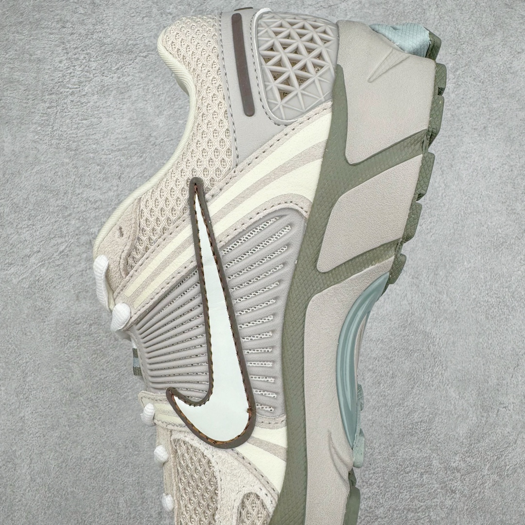 图片[7]-＃HP纯原 NK Air Zoom Vomero 5 经典复古潮流运动跑鞋 FZ3653-104 原装纸板楦头开发 独家私模八层组合大底 市场唯一正确版本 进口三文治网面 融蕴繁复设计风范和丰富层次感 缔造运动鞋佳选 助你轻松型出范 开辟独属于自己的路 鞋款采用多层设计 融入织物与合成材质 塑就本季出众鞋款 合成材质与织物组合鞋面 经久耐穿 后跟网眼拼接和透气孔设计 轻盈透气Zoom Air缓震配置提供出色回弹缓震性能 实现快速离地的出众脚感 巧糅科技感和低调设计 为鞋款注入反光细节 令你迈步间尽显闪耀魅力 结合中性色调 让你驾驭不同穿搭 打造非凡造型 尺码：36 36.5 37.5 38 38.5 39 40 40.5 41 42 42.5 43 44 44.5 45 46-选品中心