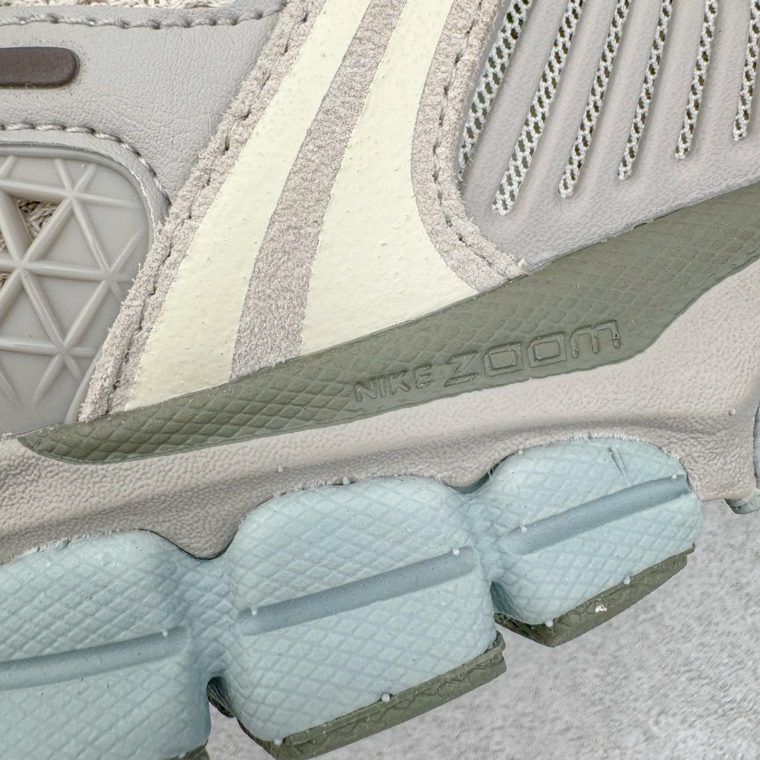 图片[20]-＃HP纯原 NK Air Zoom Vomero 5 经典复古潮流运动跑鞋 FZ3653-104 原装纸板楦头开发 独家私模八层组合大底 市场唯一正确版本 进口三文治网面 融蕴繁复设计风范和丰富层次感 缔造运动鞋佳选 助你轻松型出范 开辟独属于自己的路 鞋款采用多层设计 融入织物与合成材质 塑就本季出众鞋款 合成材质与织物组合鞋面 经久耐穿 后跟网眼拼接和透气孔设计 轻盈透气Zoom Air缓震配置提供出色回弹缓震性能 实现快速离地的出众脚感 巧糅科技感和低调设计 为鞋款注入反光细节 令你迈步间尽显闪耀魅力 结合中性色调 让你驾驭不同穿搭 打造非凡造型 尺码：36 36.5 37.5 38 38.5 39 40 40.5 41 42 42.5 43 44 44.5 45 46-选品中心