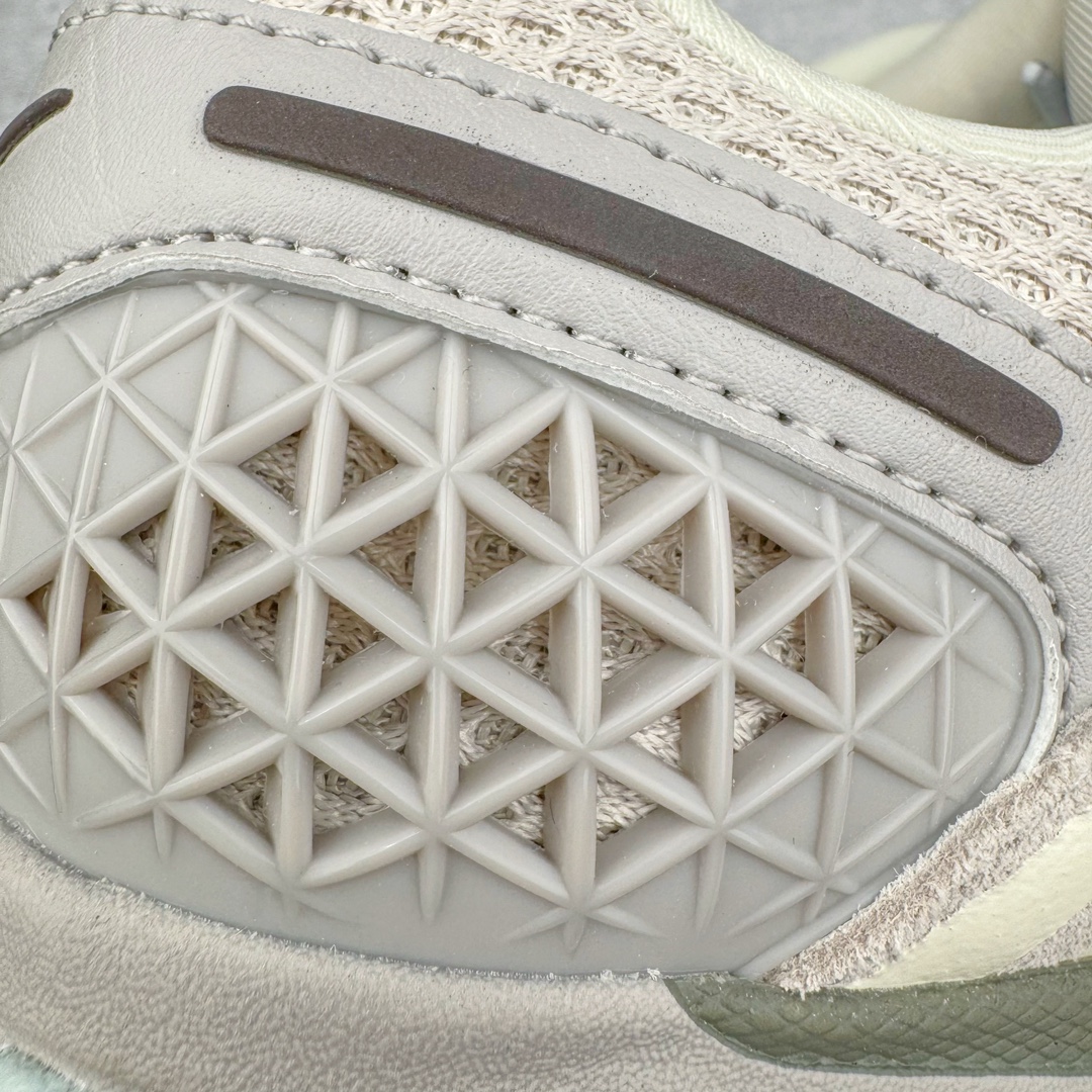 图片[18]-＃HP纯原 NK Air Zoom Vomero 5 经典复古潮流运动跑鞋 FZ3653-104 原装纸板楦头开发 独家私模八层组合大底 市场唯一正确版本 进口三文治网面 融蕴繁复设计风范和丰富层次感 缔造运动鞋佳选 助你轻松型出范 开辟独属于自己的路 鞋款采用多层设计 融入织物与合成材质 塑就本季出众鞋款 合成材质与织物组合鞋面 经久耐穿 后跟网眼拼接和透气孔设计 轻盈透气Zoom Air缓震配置提供出色回弹缓震性能 实现快速离地的出众脚感 巧糅科技感和低调设计 为鞋款注入反光细节 令你迈步间尽显闪耀魅力 结合中性色调 让你驾驭不同穿搭 打造非凡造型 尺码：36 36.5 37.5 38 38.5 39 40 40.5 41 42 42.5 43 44 44.5 45 46-选品中心