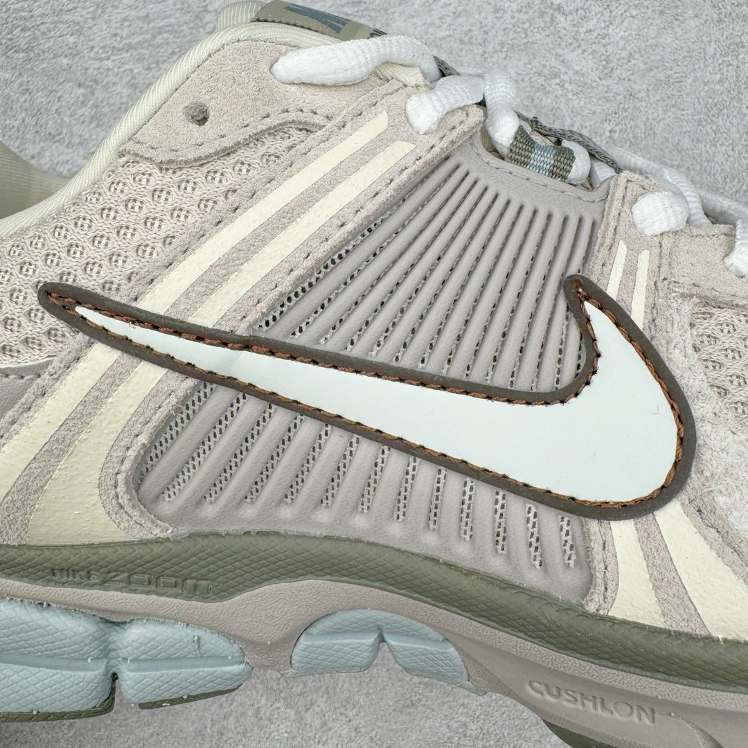 图片[17]-＃HP纯原 NK Air Zoom Vomero 5 经典复古潮流运动跑鞋 FZ3653-104 原装纸板楦头开发 独家私模八层组合大底 市场唯一正确版本 进口三文治网面 融蕴繁复设计风范和丰富层次感 缔造运动鞋佳选 助你轻松型出范 开辟独属于自己的路 鞋款采用多层设计 融入织物与合成材质 塑就本季出众鞋款 合成材质与织物组合鞋面 经久耐穿 后跟网眼拼接和透气孔设计 轻盈透气Zoom Air缓震配置提供出色回弹缓震性能 实现快速离地的出众脚感 巧糅科技感和低调设计 为鞋款注入反光细节 令你迈步间尽显闪耀魅力 结合中性色调 让你驾驭不同穿搭 打造非凡造型 尺码：36 36.5 37.5 38 38.5 39 40 40.5 41 42 42.5 43 44 44.5 45 46-选品中心